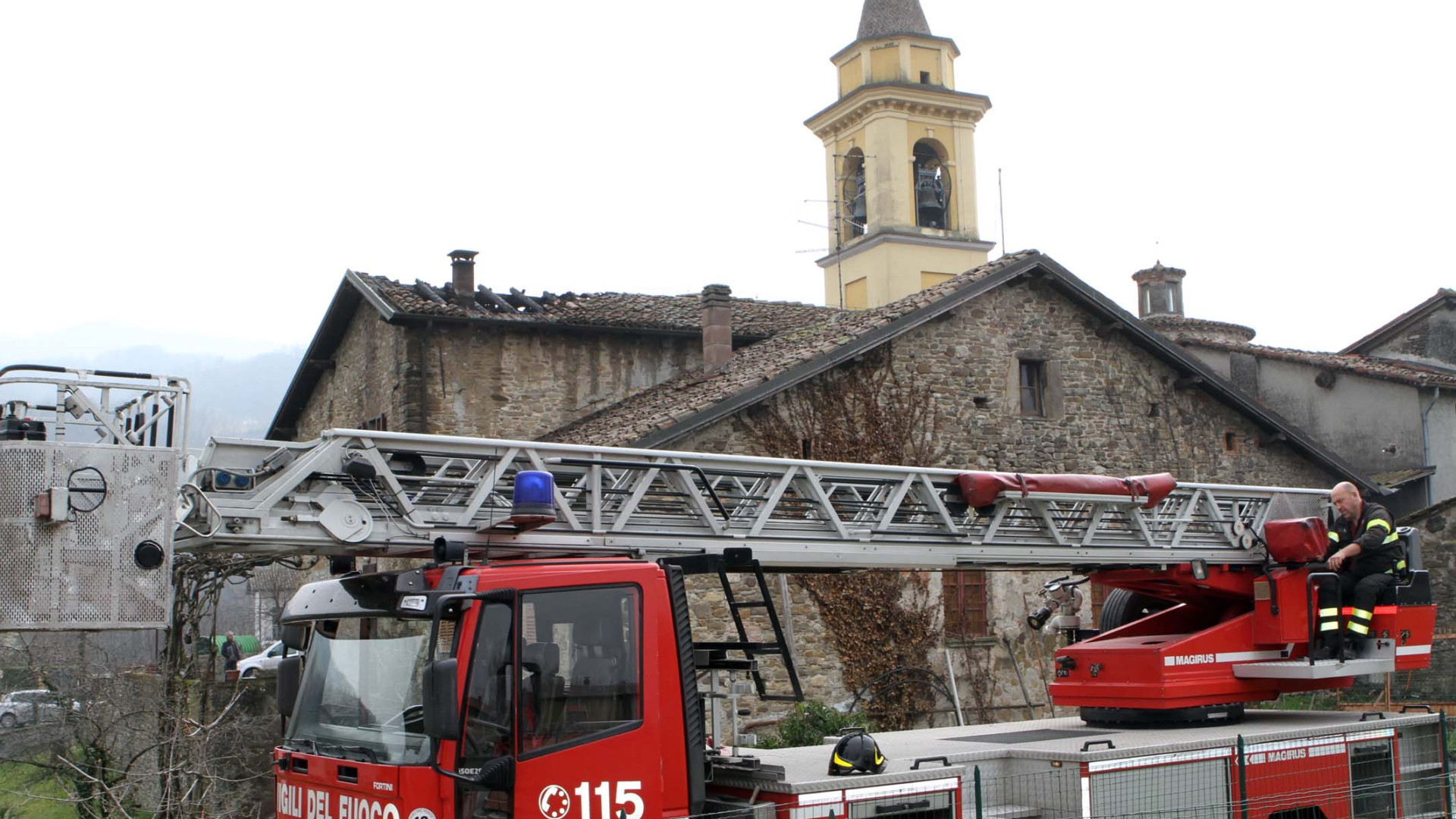 Carmiano di Vigolzone, a fuoco il tetto della canonica. Intervento dei pompieri