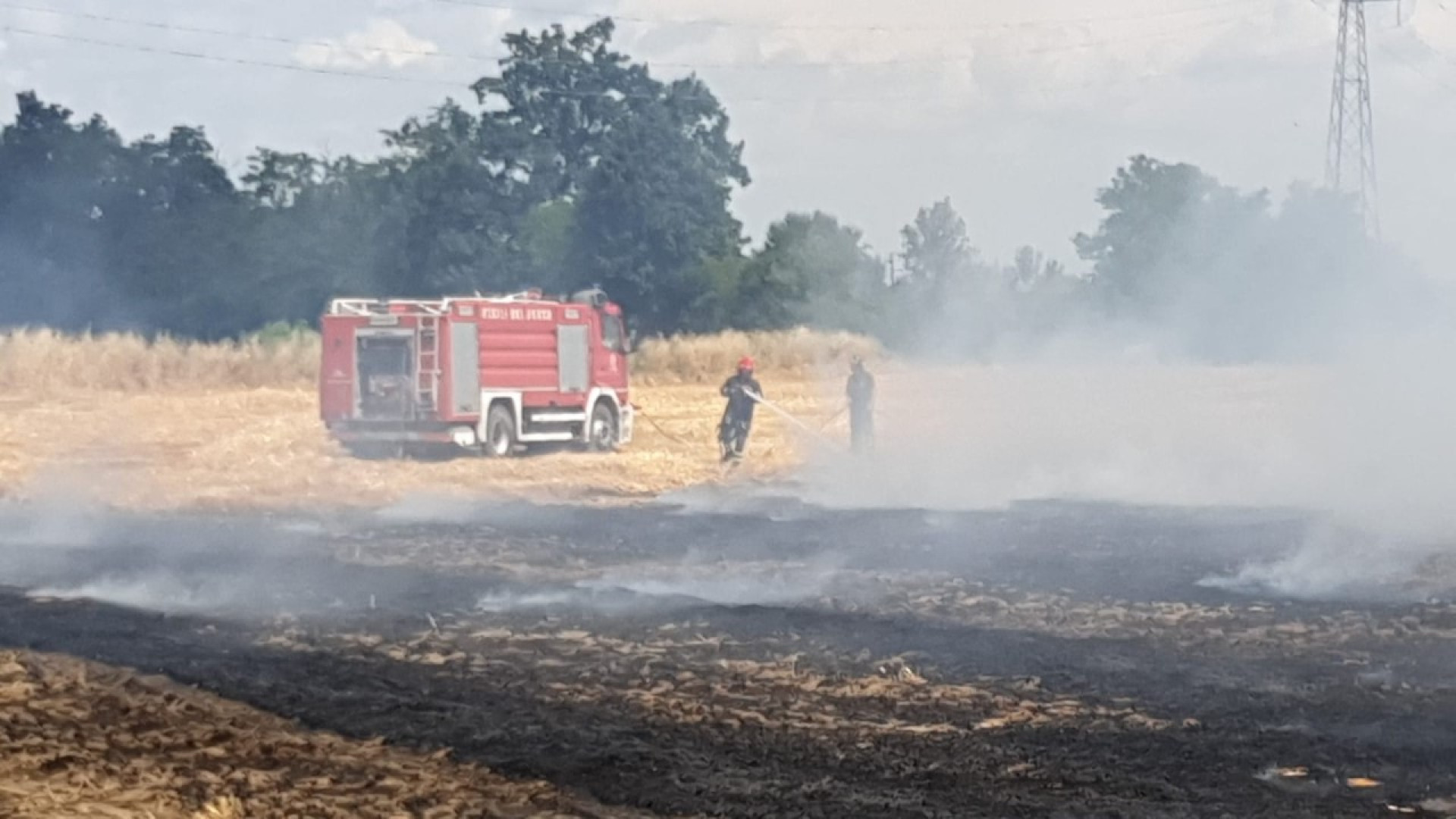 Campo divorato dalle fiamme a Bilegno di Borgonovo. Pompieri in azione