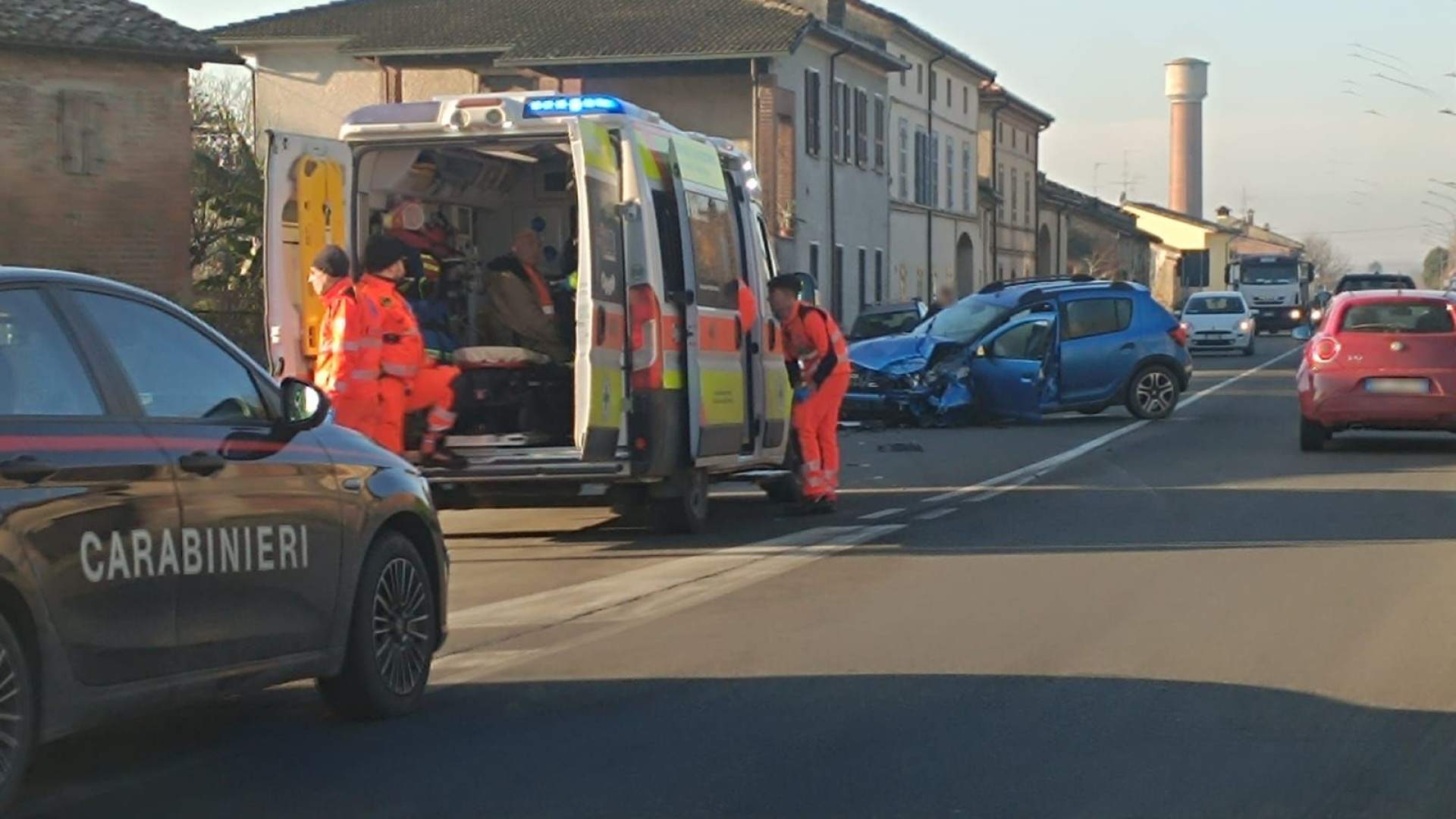 Scontro frontale alle porte di Monticelli, gravi danni alle auto. Un ferito lieve