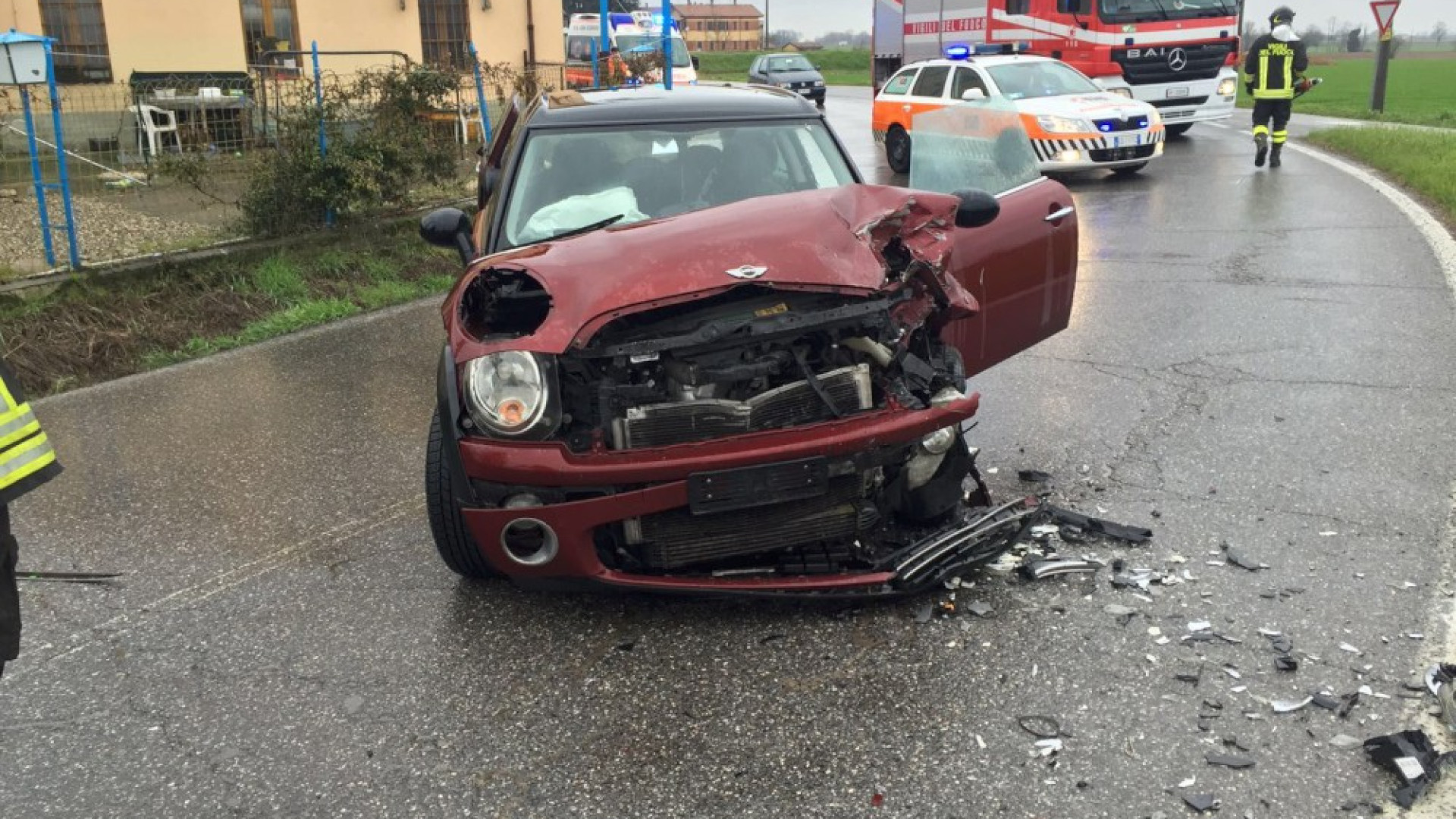 Scontro frontale in curva a Ciriano, due donne ferite. Strada chiusa e poi riaperta