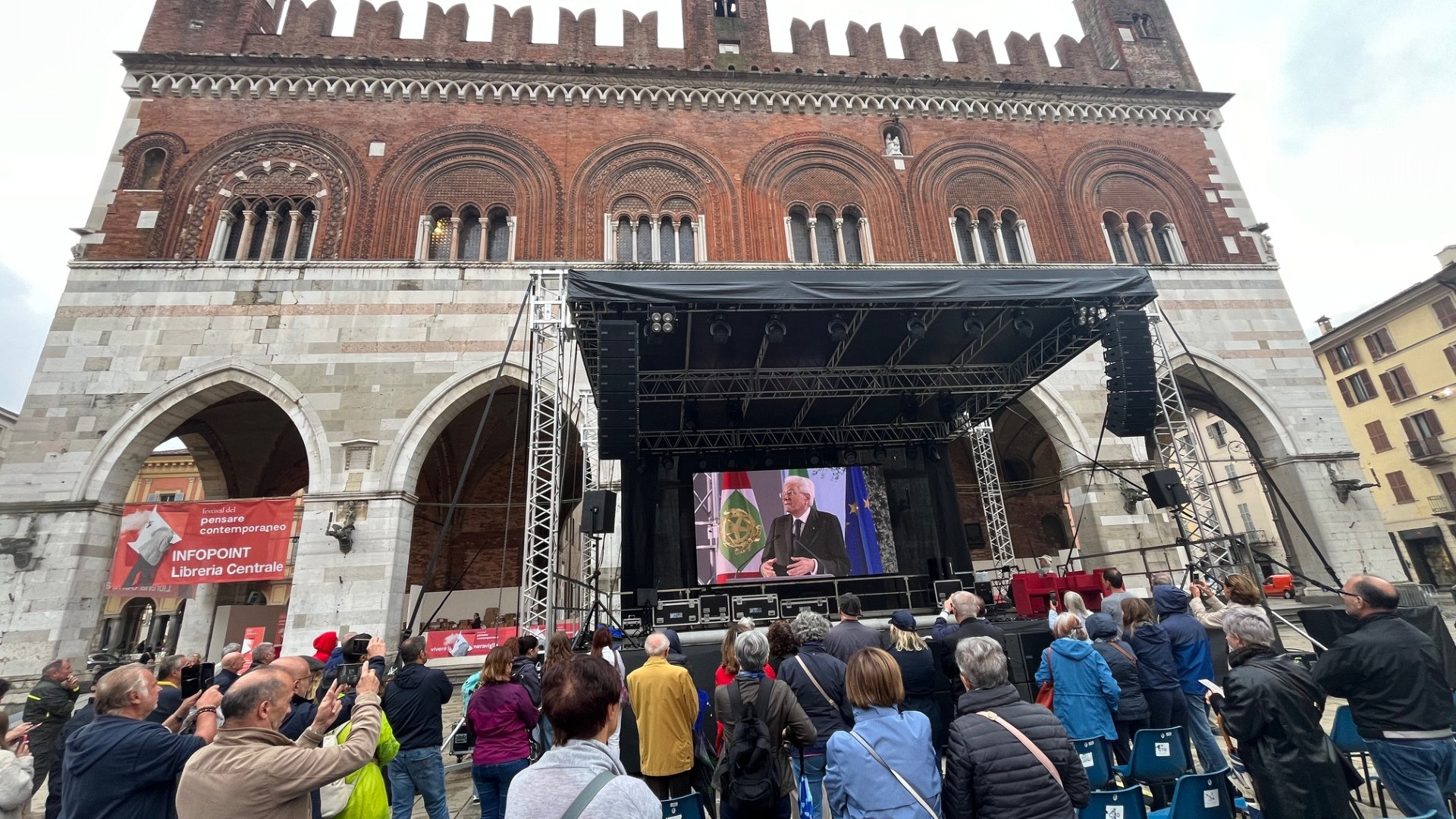 Il grande abbraccio di Piacenza a Sergio Mattarella: "Lo sentiamo vicino a noi"
