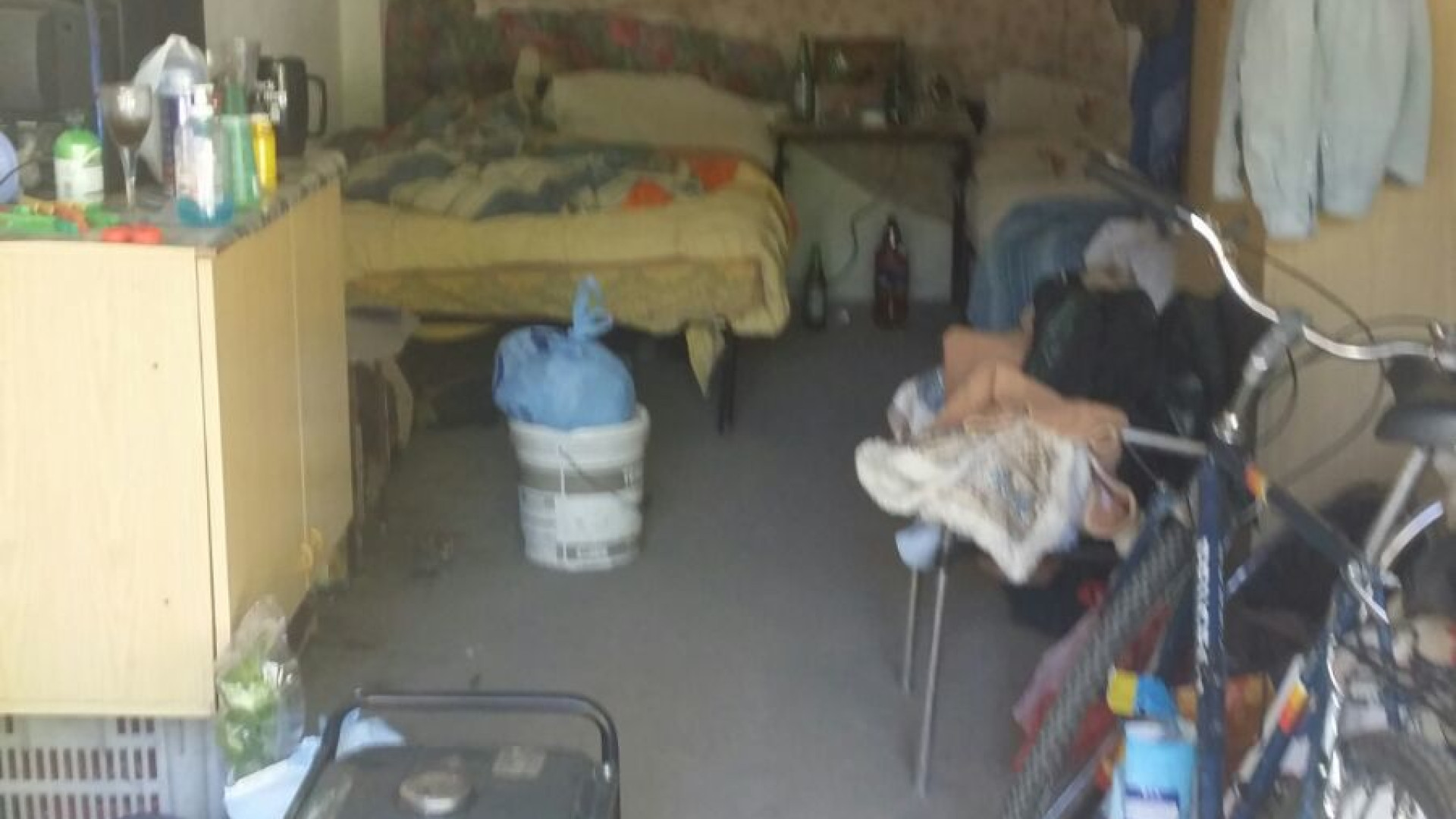 Blitz della polizia in via Bixio: sorpresi mentre confezionano droga. Foto