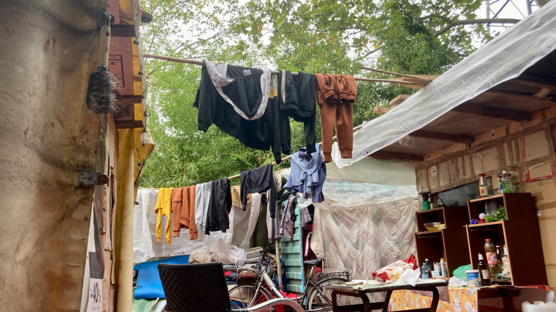 Baracche, edifici occupati e capanne: gli invisibili di Piacenza. Il reportage