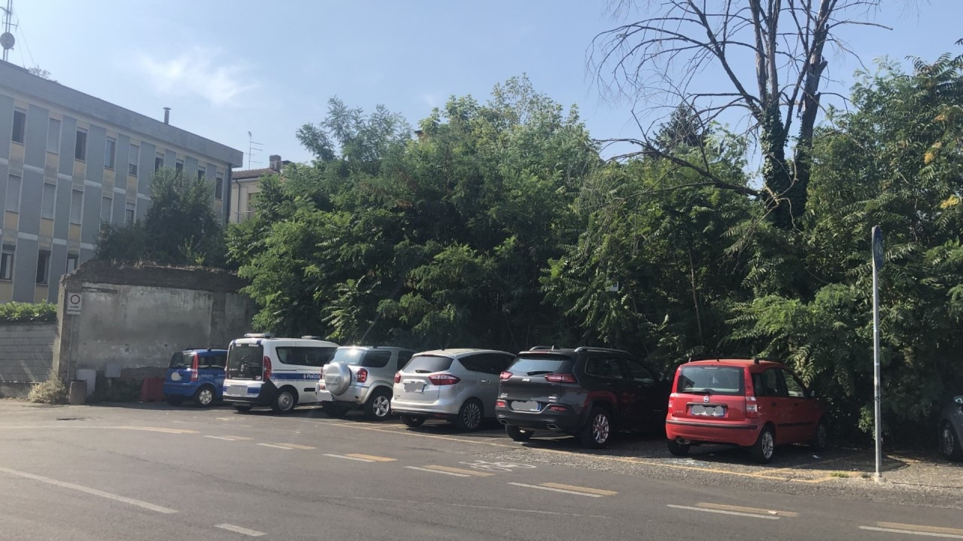 Auto della Polizia municipale sul posto per disabili. La foto-denuncia di Bruno Galvani dell'Anmil