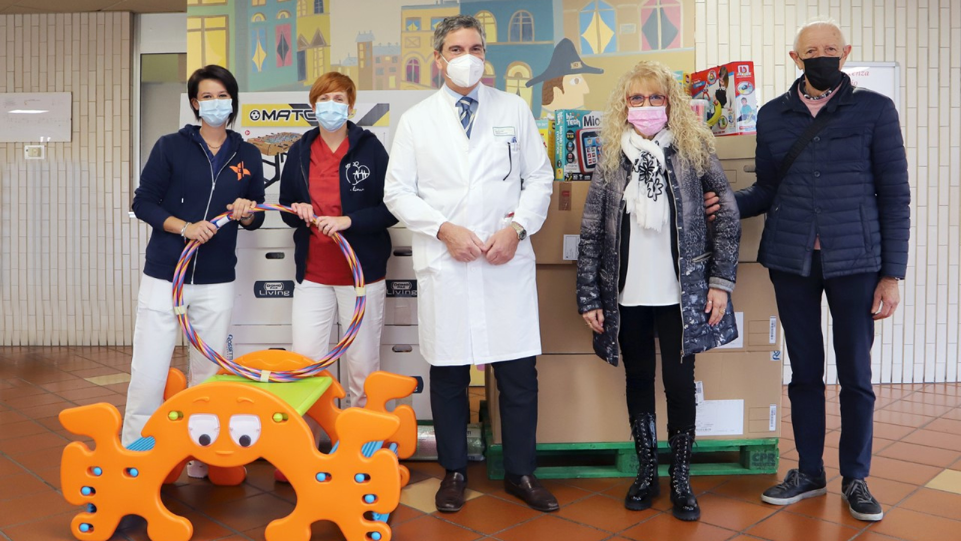Festeggiano 50 anni di nozze e donano una "montagna" di giochi a Pediatria