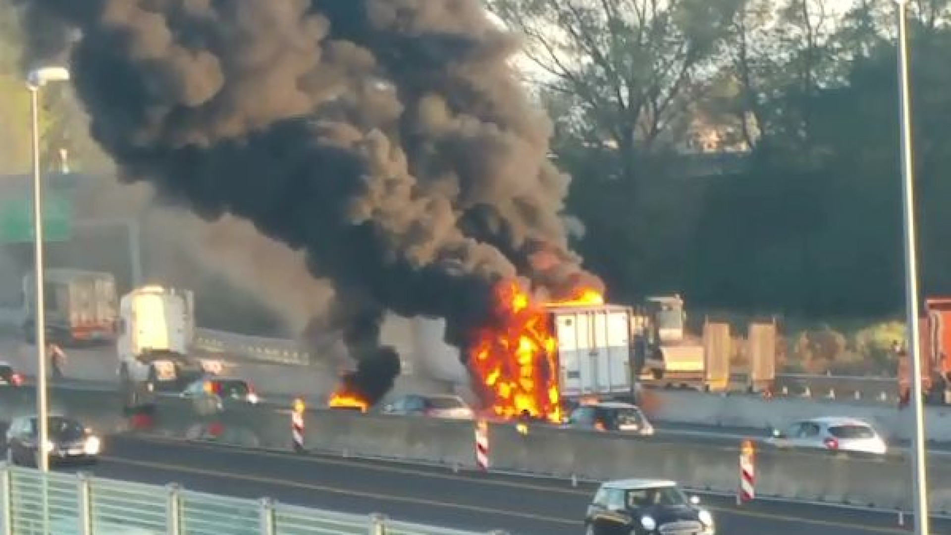 A1, camion frigo prende fuoco a Piacenza Sud. Rallentamenti al traffico. VIDEO