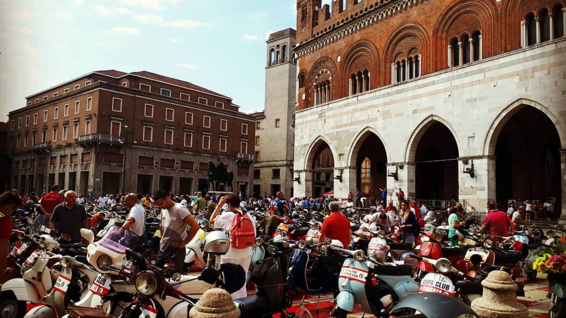 Splendido raduno di Vespa in centro per i 40 anni del club piacentino. IL VIDEO