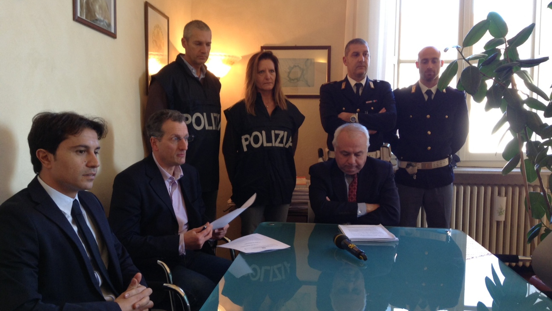 Ragazzina vittima degli abusi del fratello e dello zio, arrestati