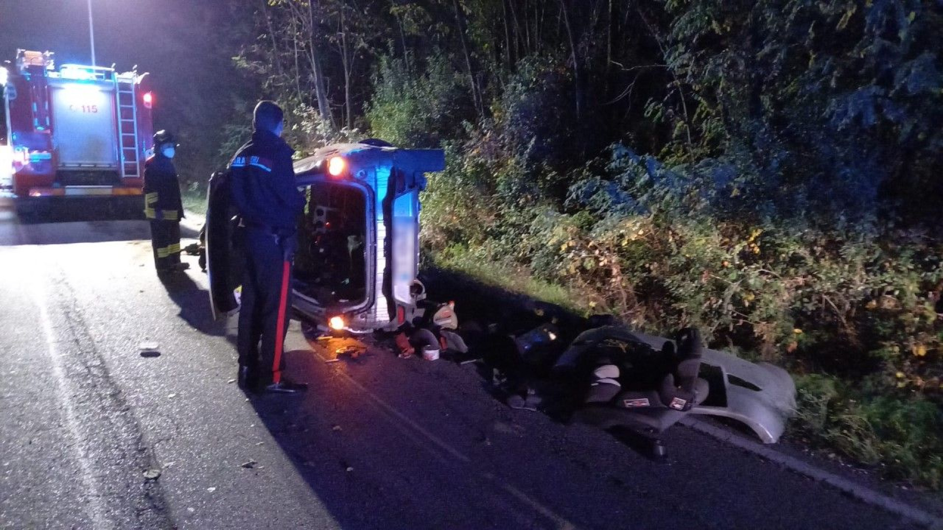 Perde il controllo e si ribalta lungo la Cementirossi: auto distrutta, guidatore illeso