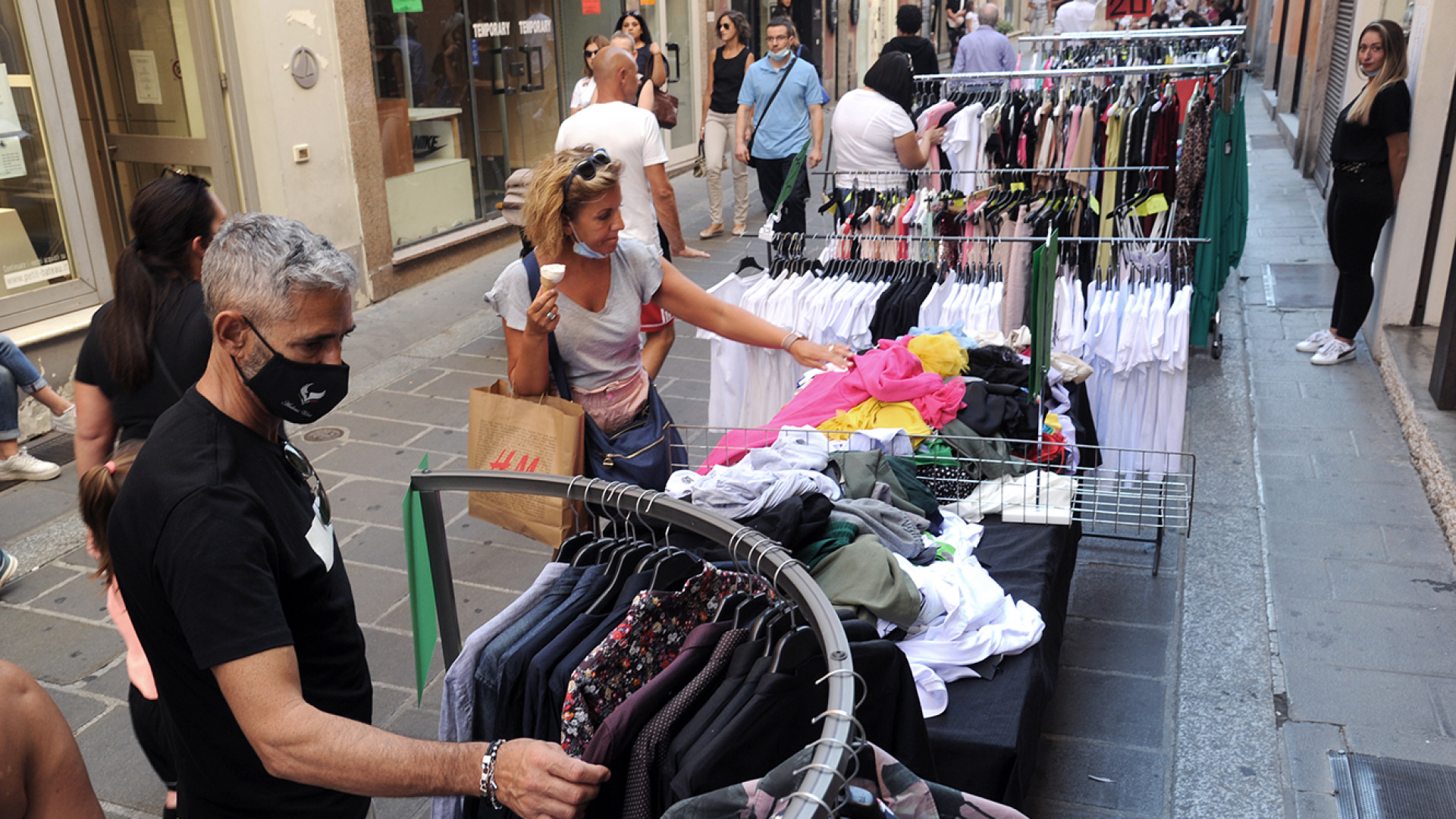 Centro affollato per il "Fuori tutto". Lo Sbaracco prosegue fino all'11 settembre