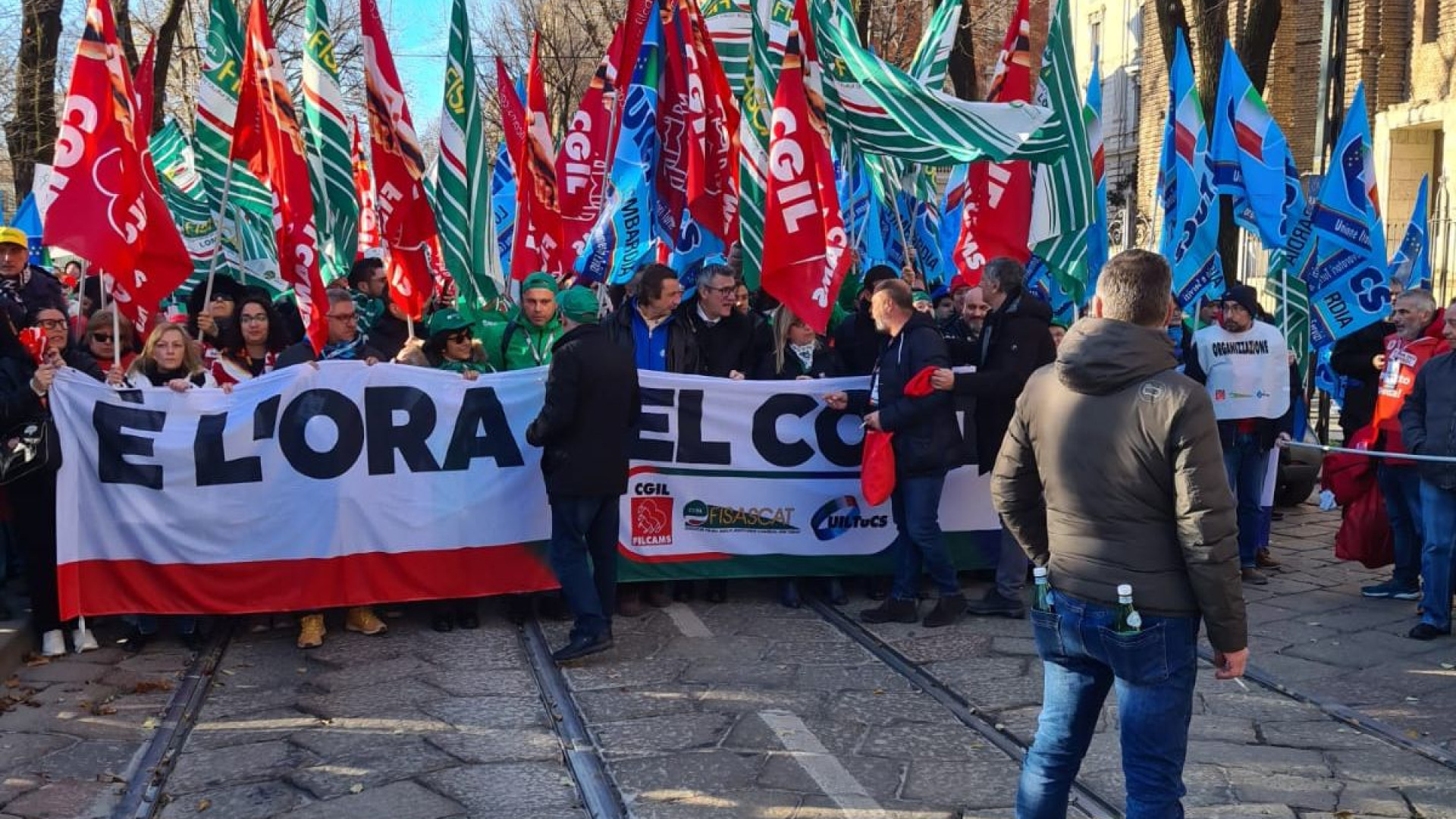 Sciopero del terziario, Cisl: "Alta adesione nei principali esercizi. Punte fino al 90%"