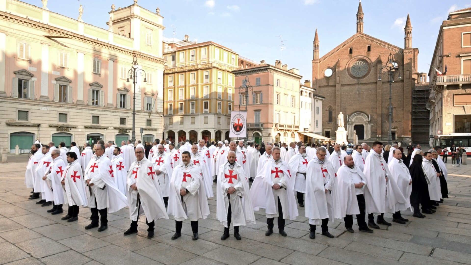 Un centinaio di templari tra le vie del centro di Piacenza. "Portiamo messaggi di pace"