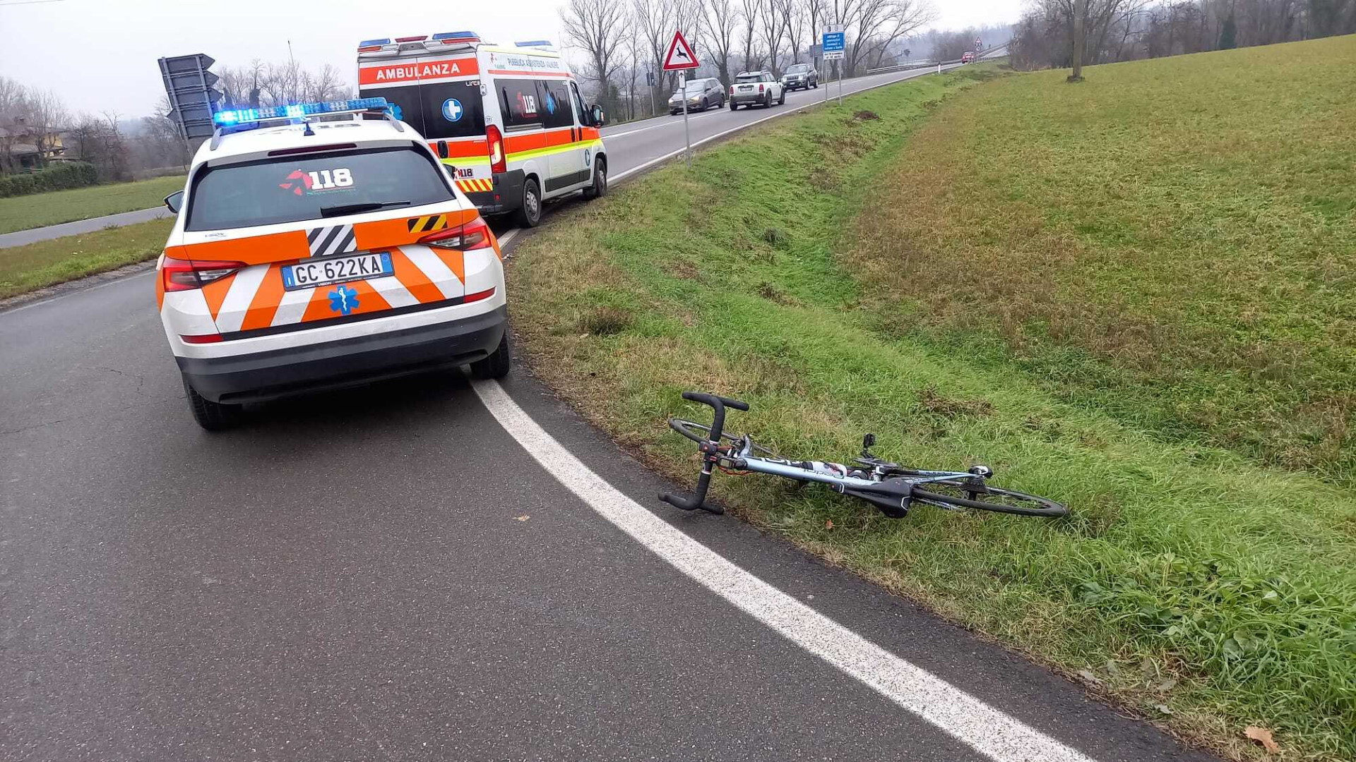 Tuna, ciclista 45enne cade e batte la testa. Trasportato in ospedale a Piacenza