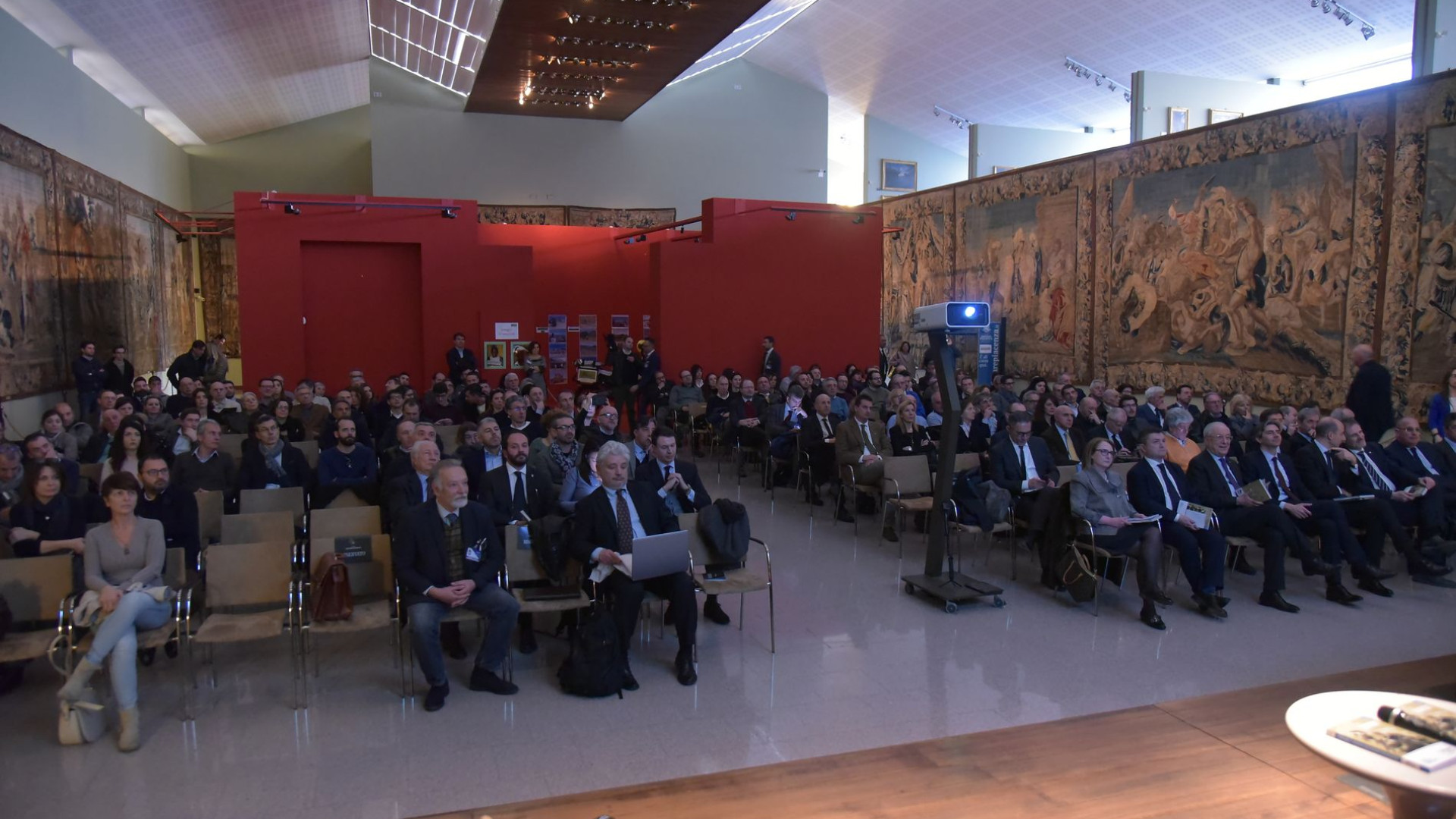 Mercato immobiliare, compravendite in aumento del 5,8%. Calano i prezzi; tengono le zone con servizi e mezzi