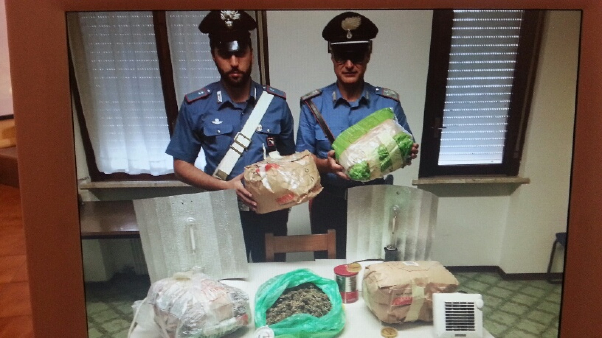 Cinque chili di marijuana: 60enne arrestato nella sua cascina a Carpaneto