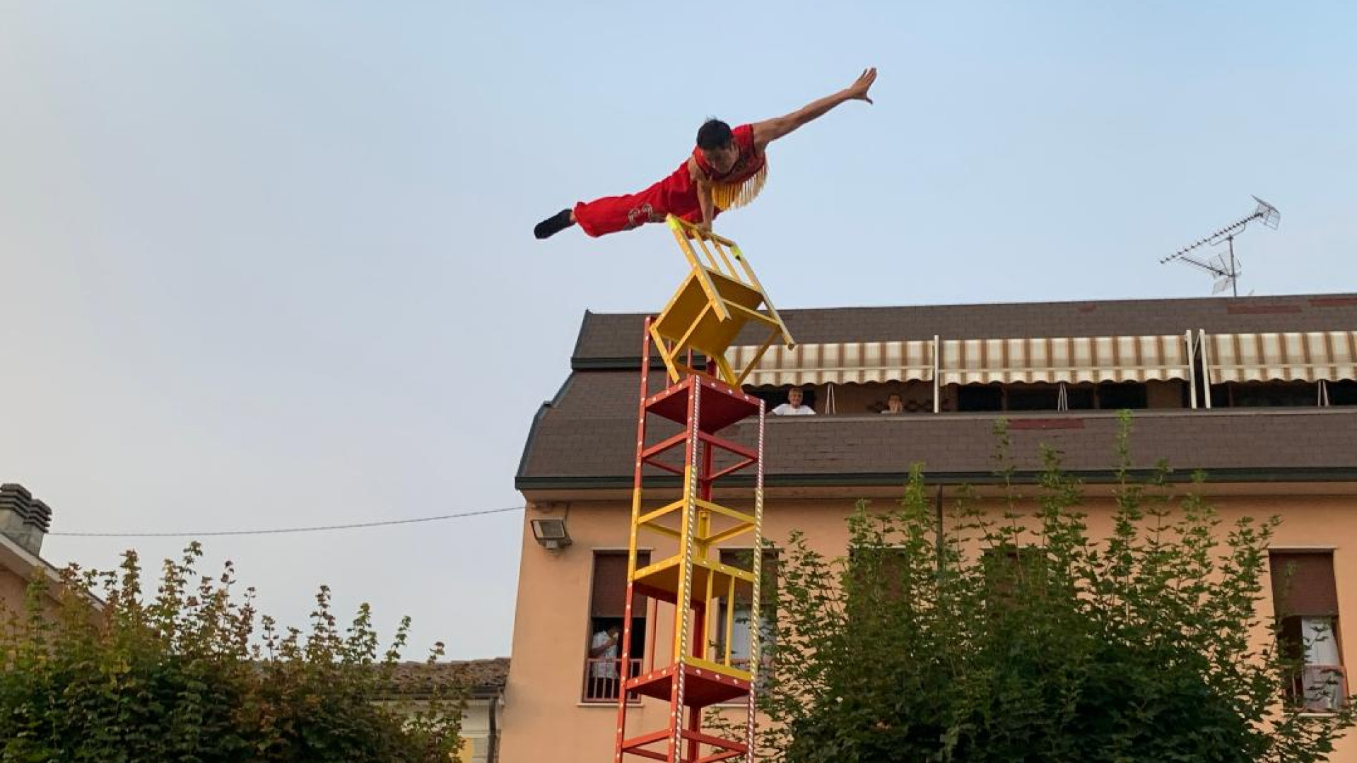 Bascherdeis, acrobati e musicisti conquistano Vernasca: 5mila presenze