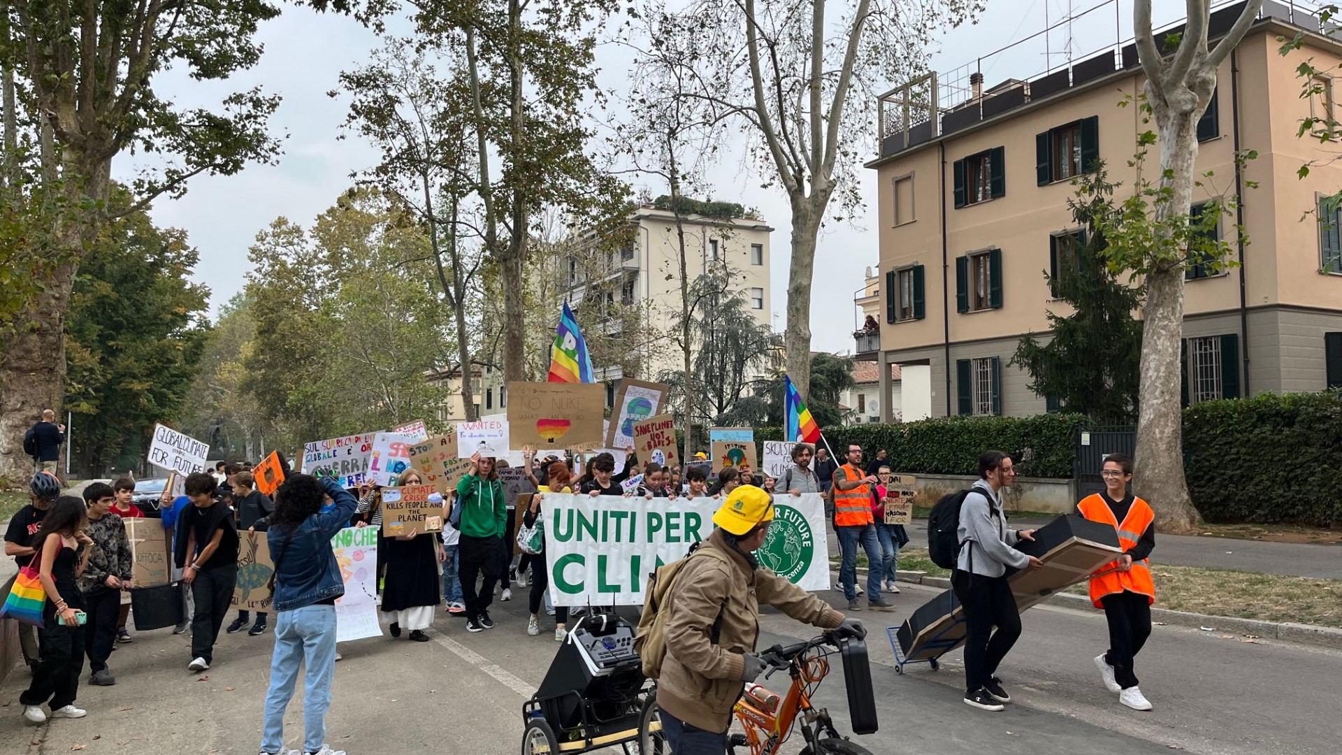 "Stop al consumo di suolo". Decine di giovanissimi al "funerale dell'acqua"