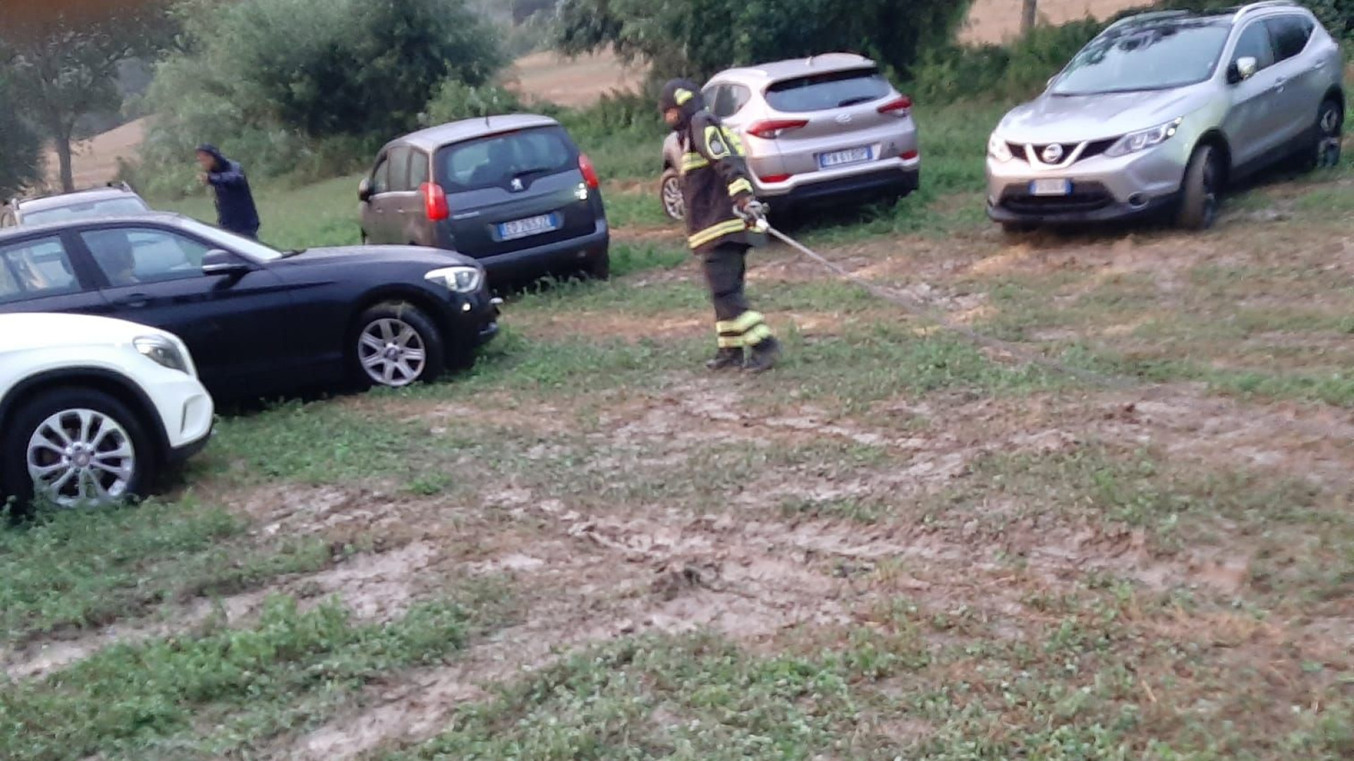 Nubifragio su Vernasca, automobilisti bloccati nel fango dopo il Bascherdeis