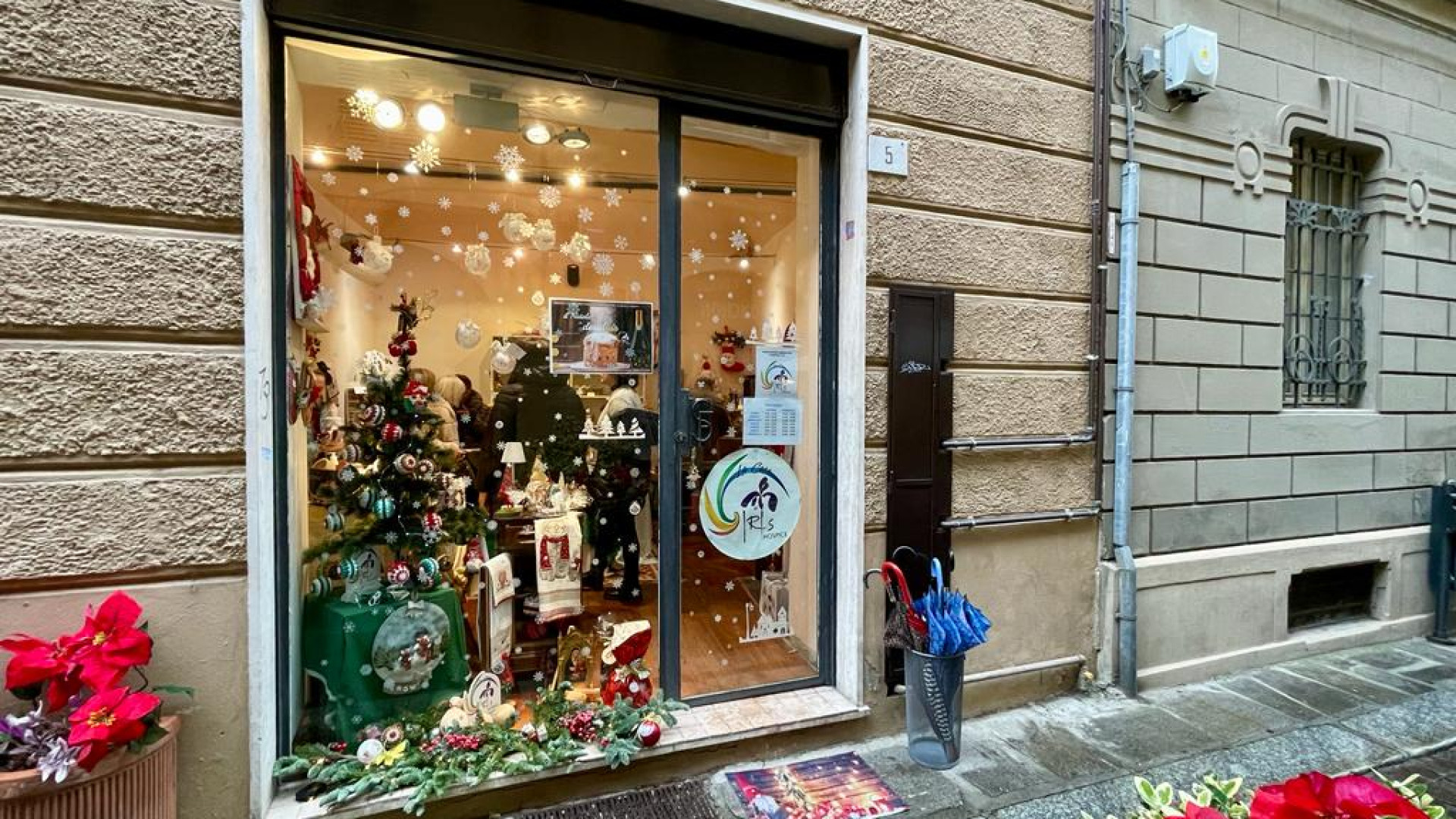 Addobbi natalizi, gioielli, panettoni e vino. Il negozio solidale di "Casa di Iris"