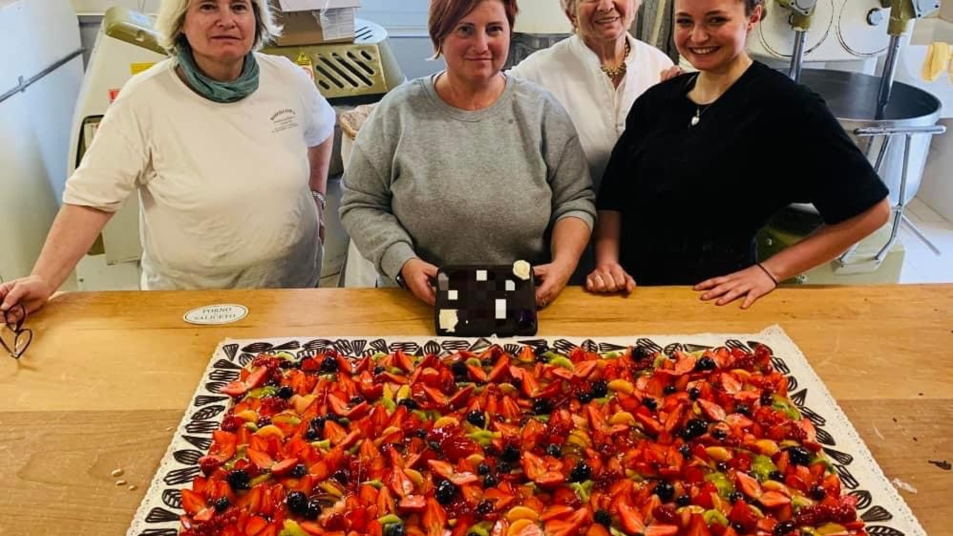 La torta di compleanno di Clooney: 15 chili per oltre un metro di crostata alla frutta