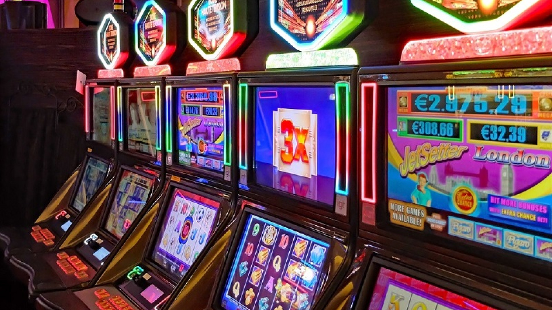 Furto da 6mila euro alla sala slot: macchinette scassinate con perizia