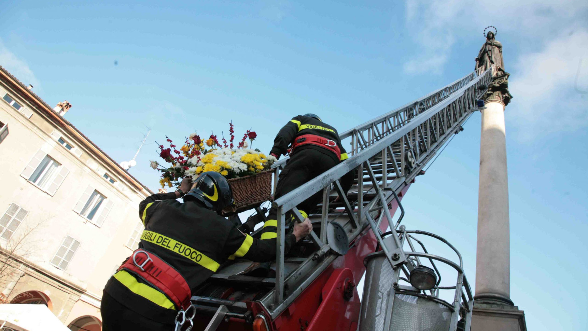 In piazza Duomo l'8 dicembre omaggio dei vigili del fuoco all'Immacolata