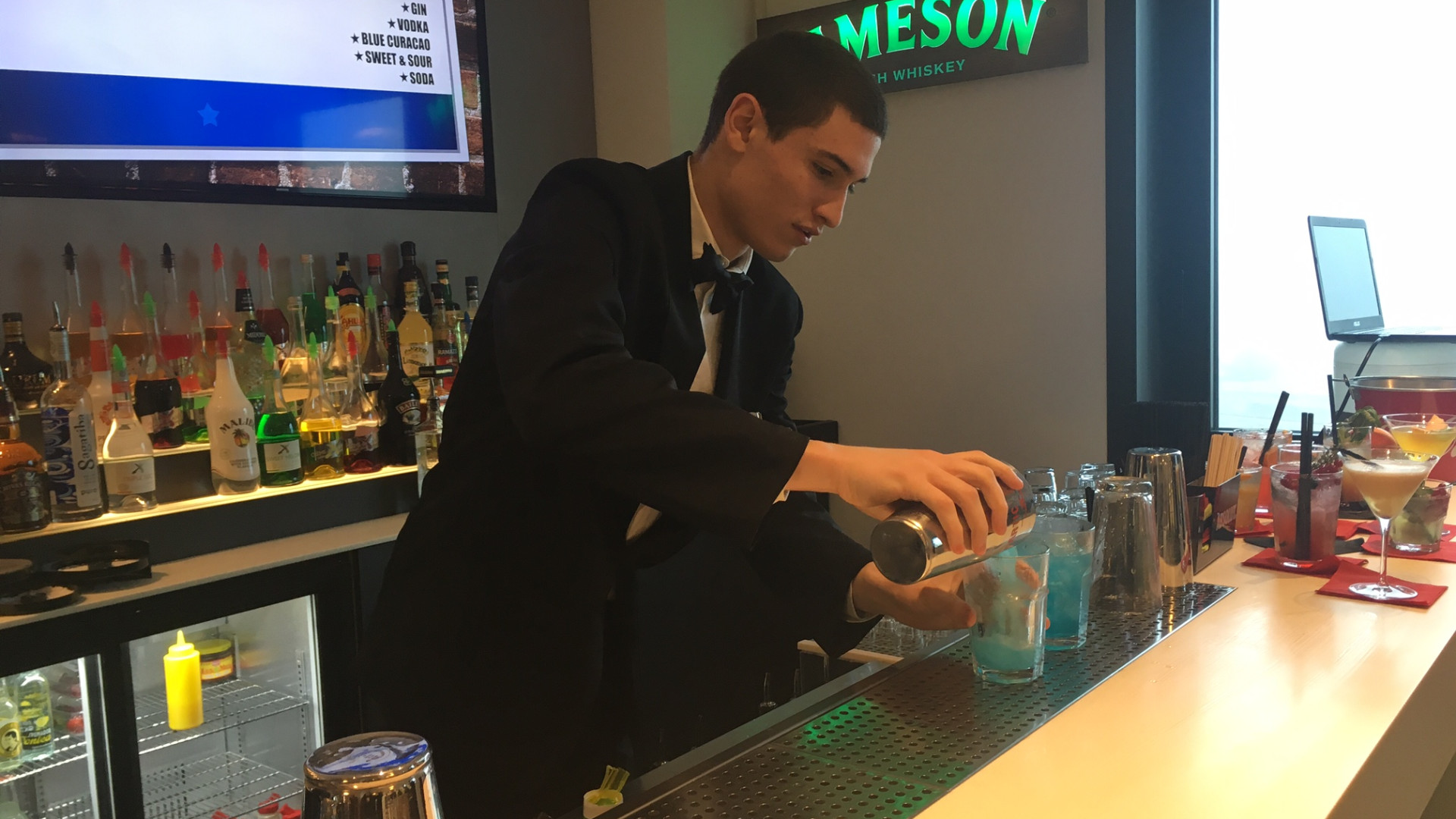 Bartender, studenti si sfidano a suon di cocktail alla Meazza Academy