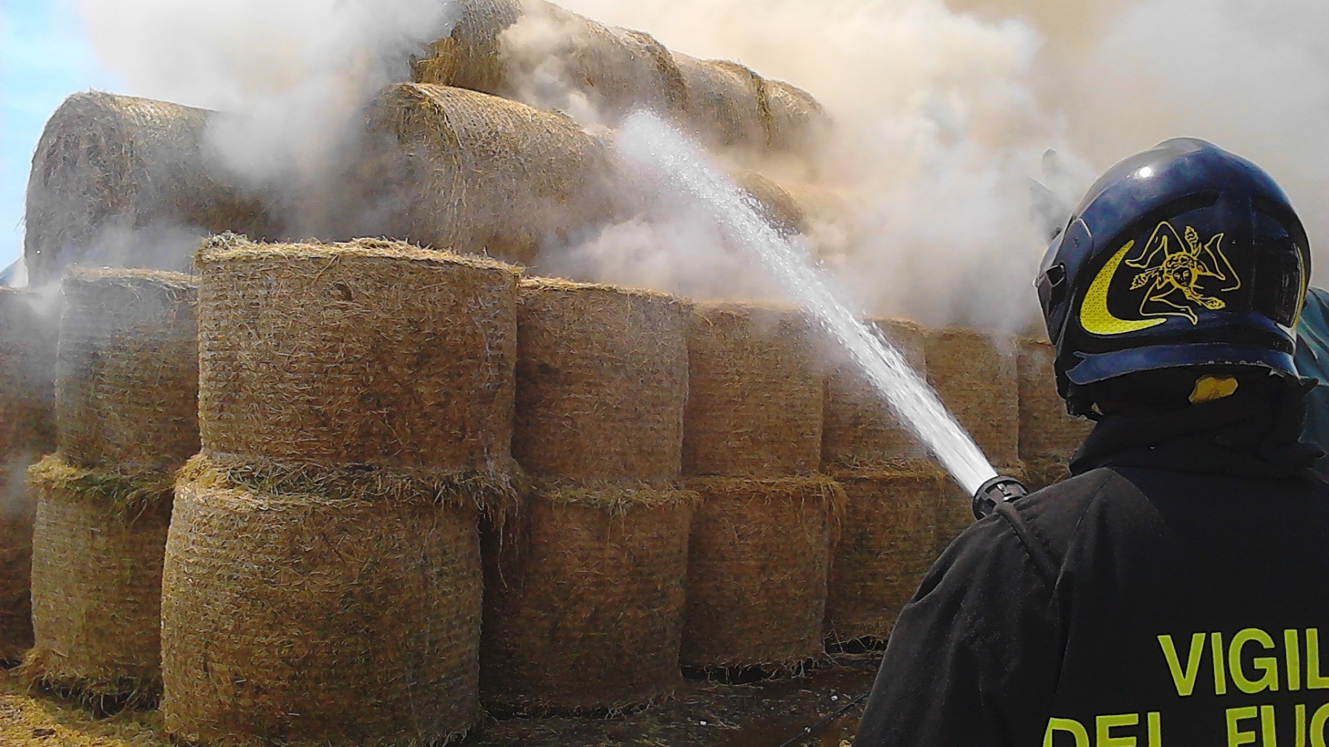 Spento l'incendio di rotoballe ad Altoè, pompieri impegnati per 22 ore