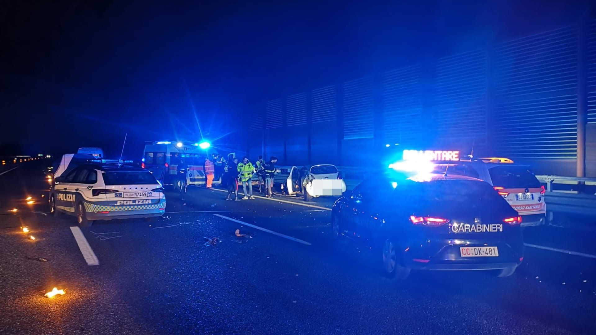 Auto in fuga inseguita in autostrada si schianta: alla guida un 16enne