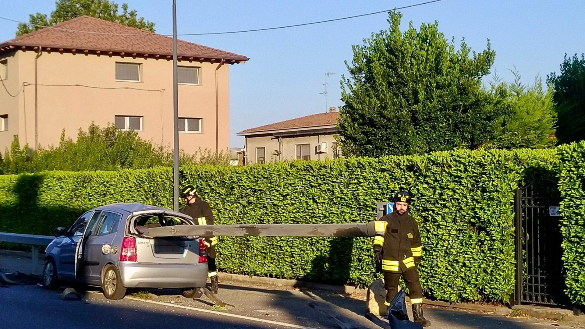 Auto trafitta dal guardrail lungo strada Agazzana, salvo per miracolo il conducente