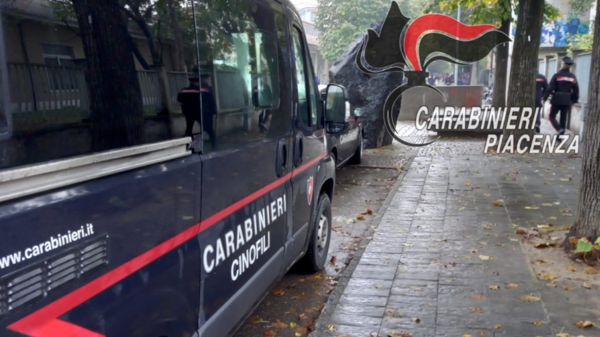 Mattinata di controlli anti-droga fuori dalle scuole per i carabinieri e il cane Edo