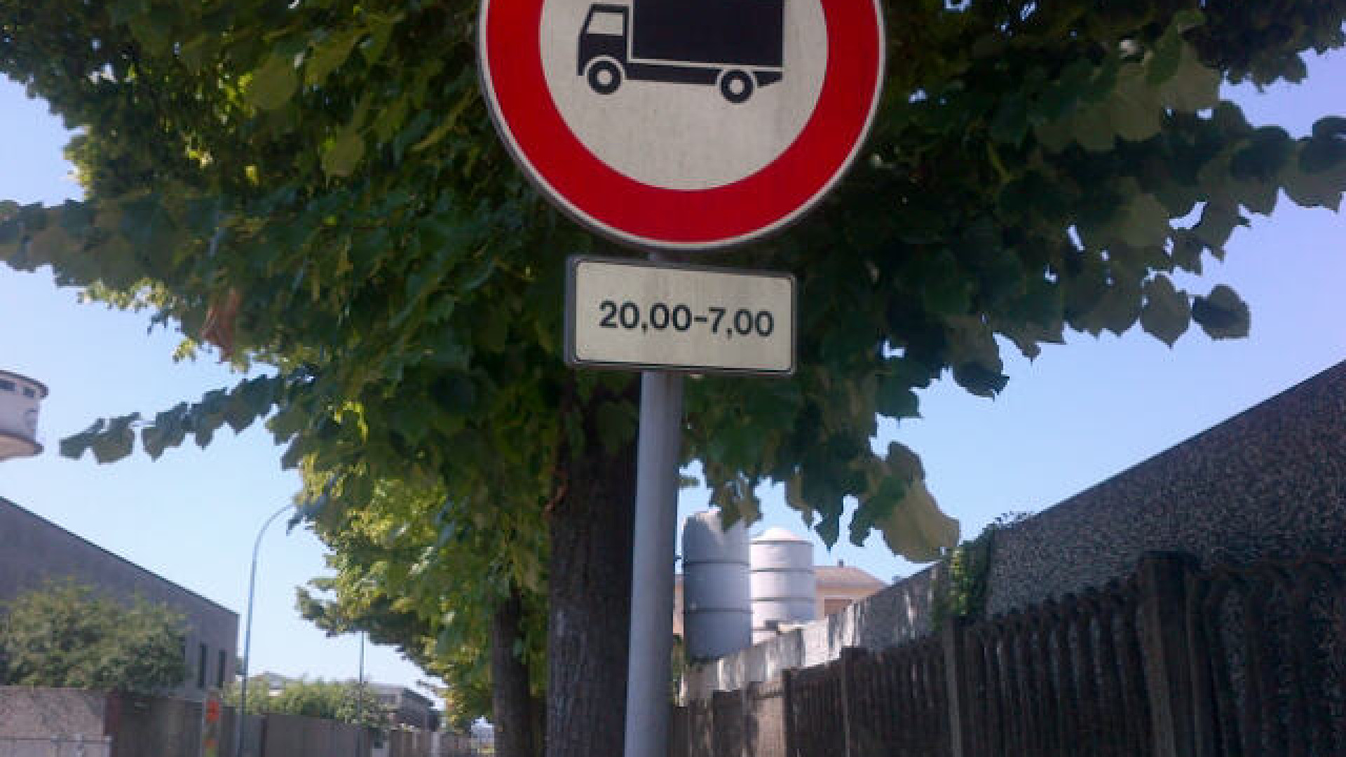 "I camion non rispettano il divieto". Lamentele tra i residenti a Montale