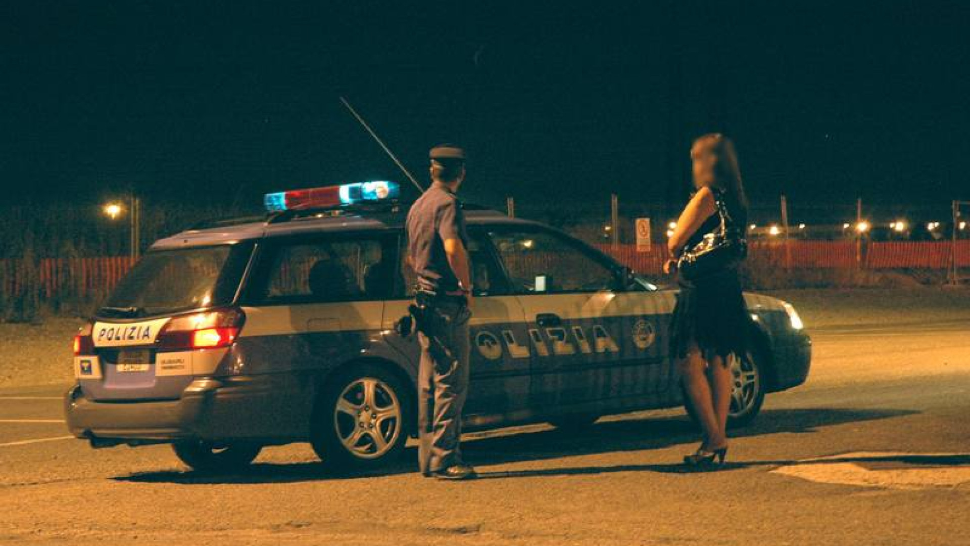 Prostituta aggredita e rapinata in auto sulla Caorsana, salvata da uno sconosciuto. Arrestati i due aggressori