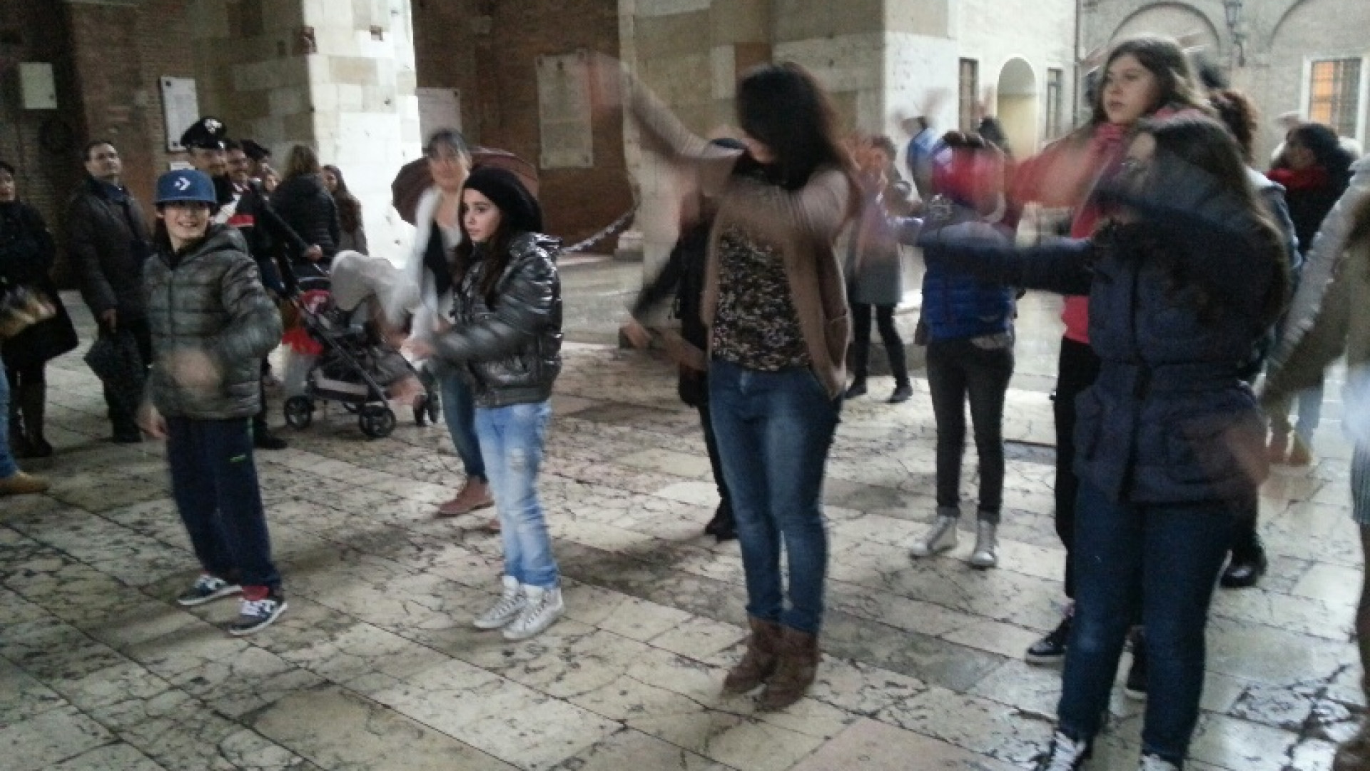 Piazza Cavalli in rosa con il flash mob contro la violenza sulle donne