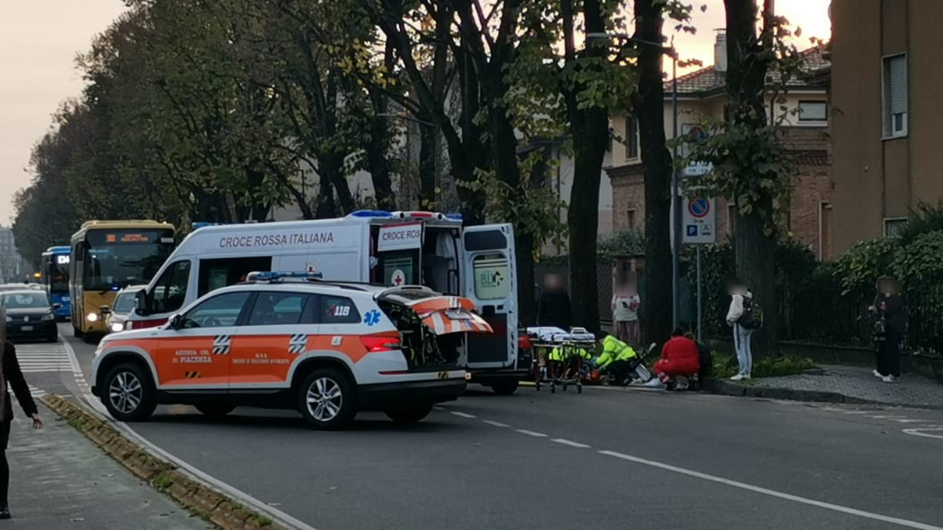 Auto e moto si scontrano in via IV Novembre: due 17enni all'ospedale, traffico in tilt
