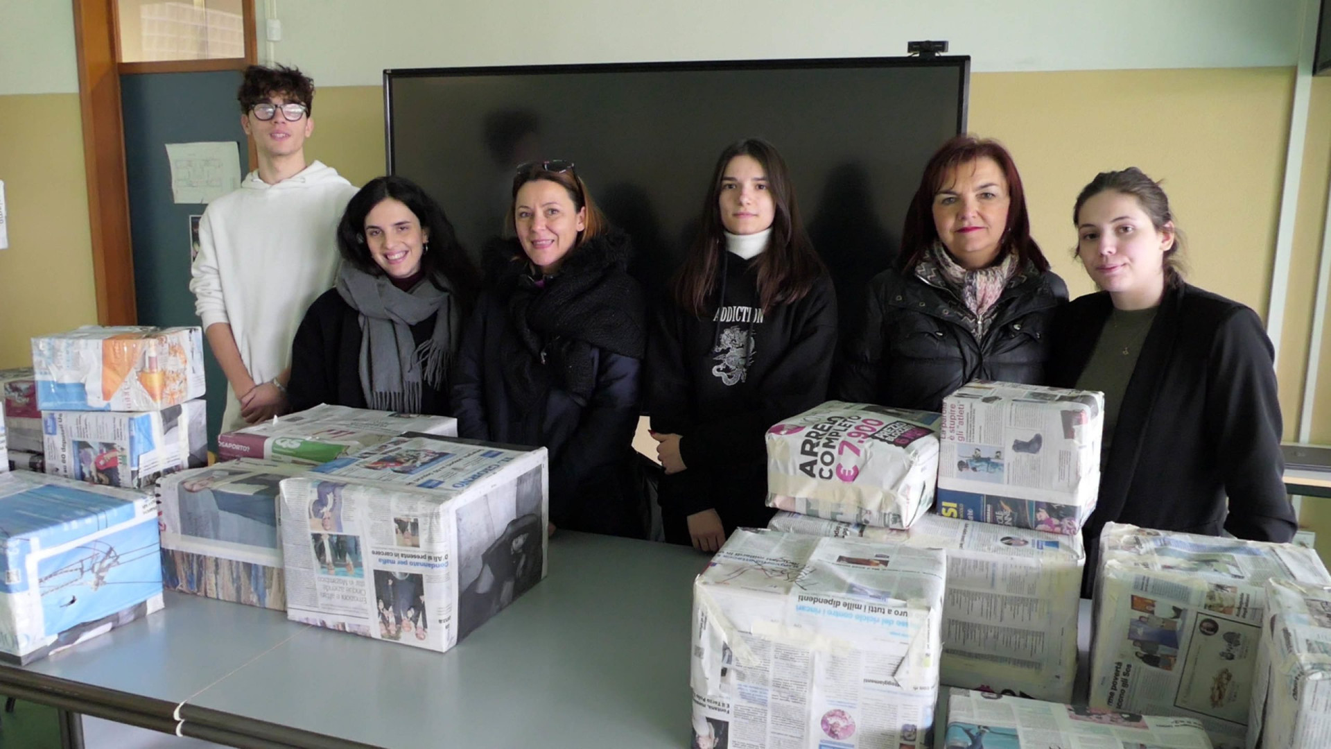 Pacchi di Natale per le famiglie bisognose. Il regalo degli studenti del polo Volta