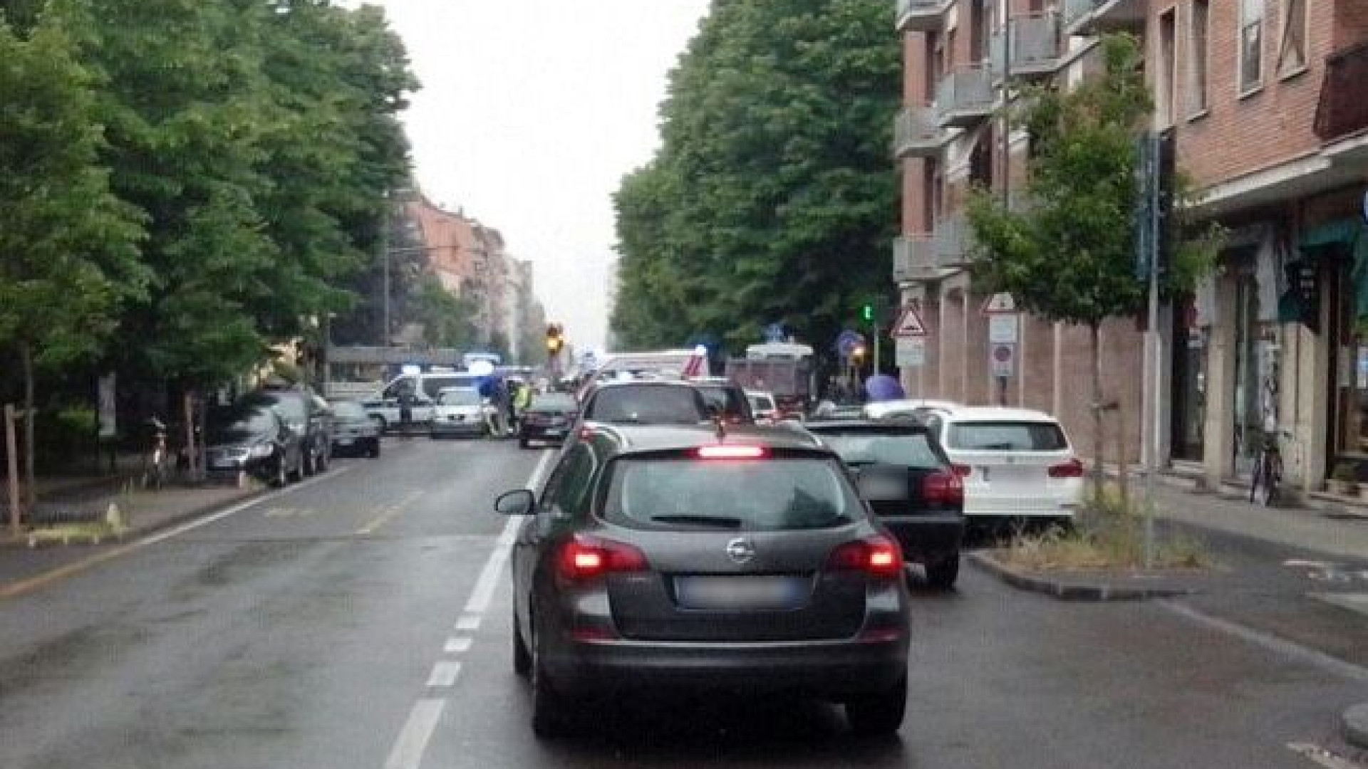 Travolta da un'auto all'incrocio tra via Dante e via Nasolini: ferita ciclista