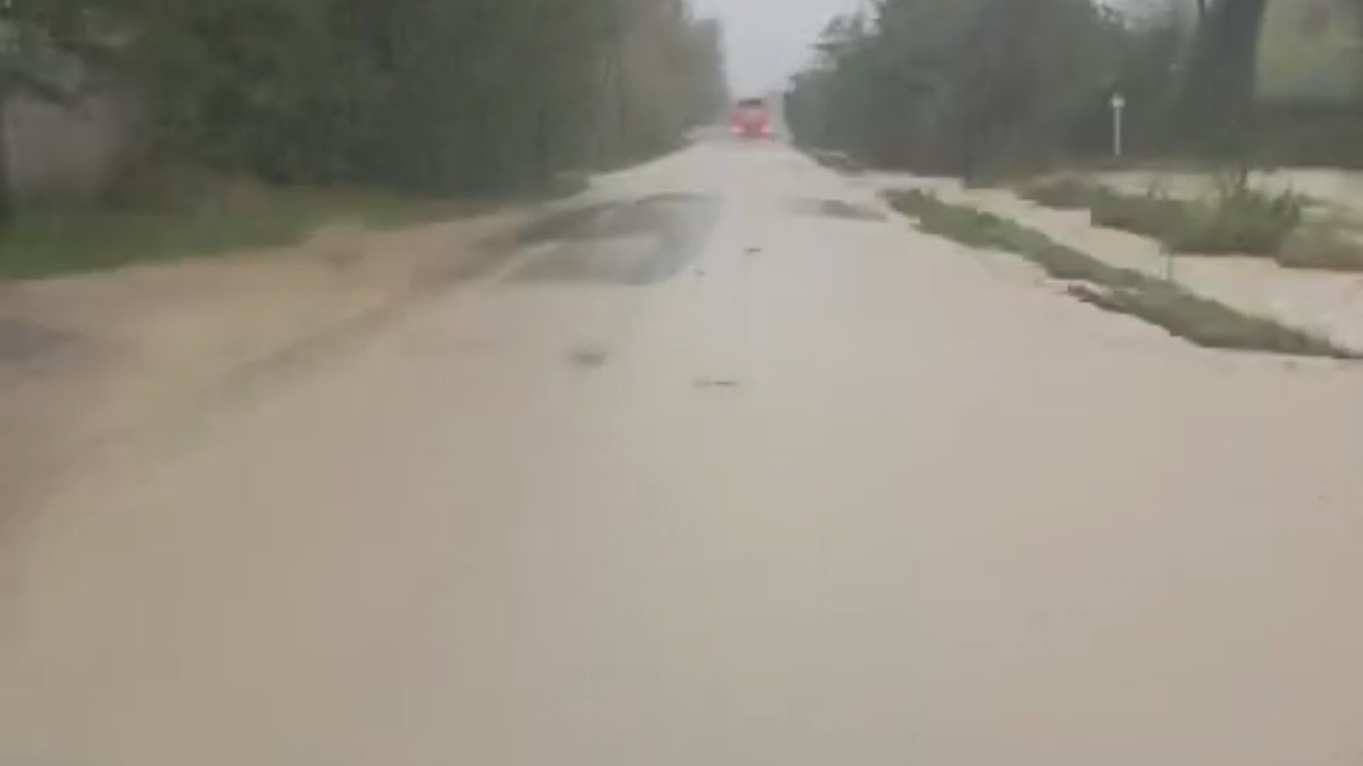 Maltempo incessante: |fiume Po e torrenti gonfi; blackout a Ponte dell'Olio