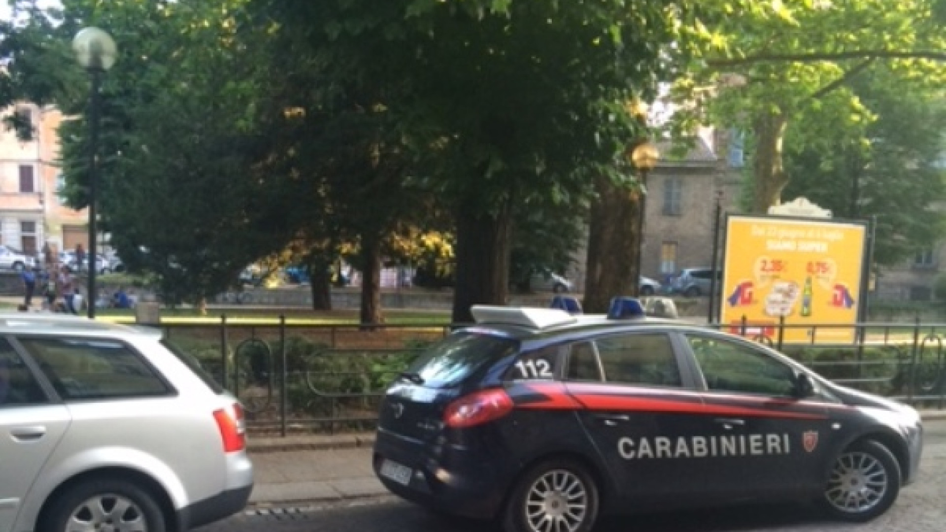 Compra hashish con il figlio nel passeggino: spacciatori arrestati