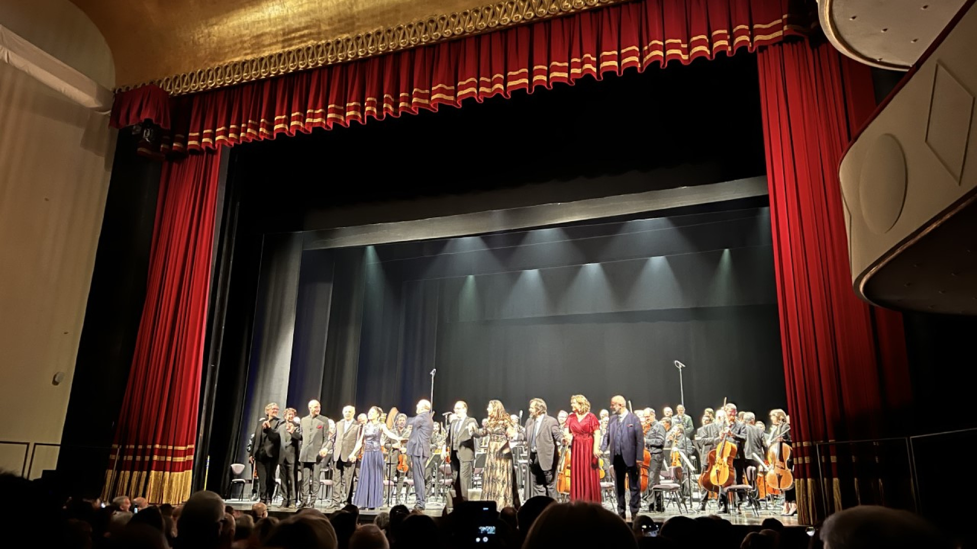 Liliana Segre al concerto di Milano per Villa Verdi. Applauso anche ai piacentini