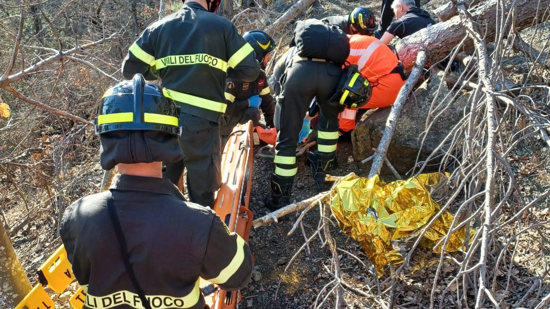 Cade sulla Parcellara e si ferisce, salvata da vigili del fuoco e soccorso alpino