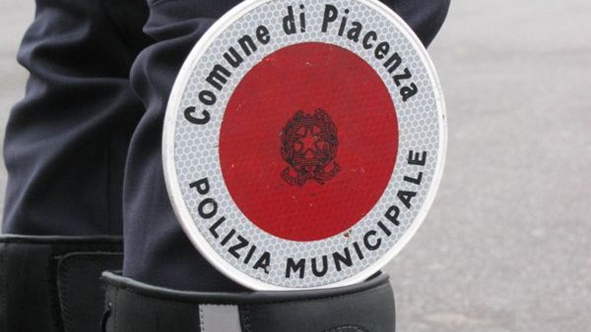 Mucinasso, 2 etti di cocaina in una sacca. Pusher inseguito dalla polizia locale