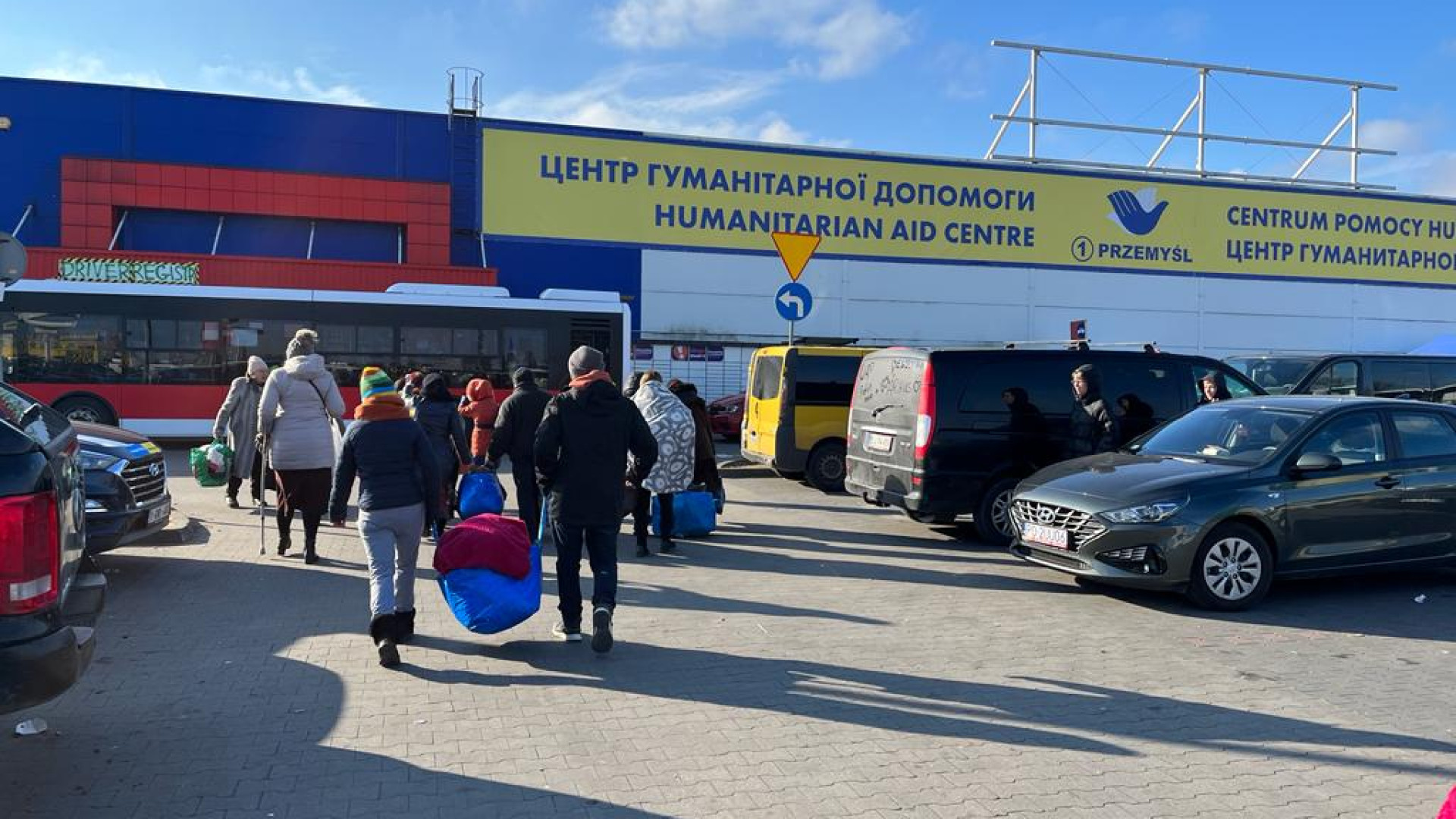 Przemysl, scaricati gli aiuti. I vigili del fuoco rientrano con profughi in fuga dalla guerra