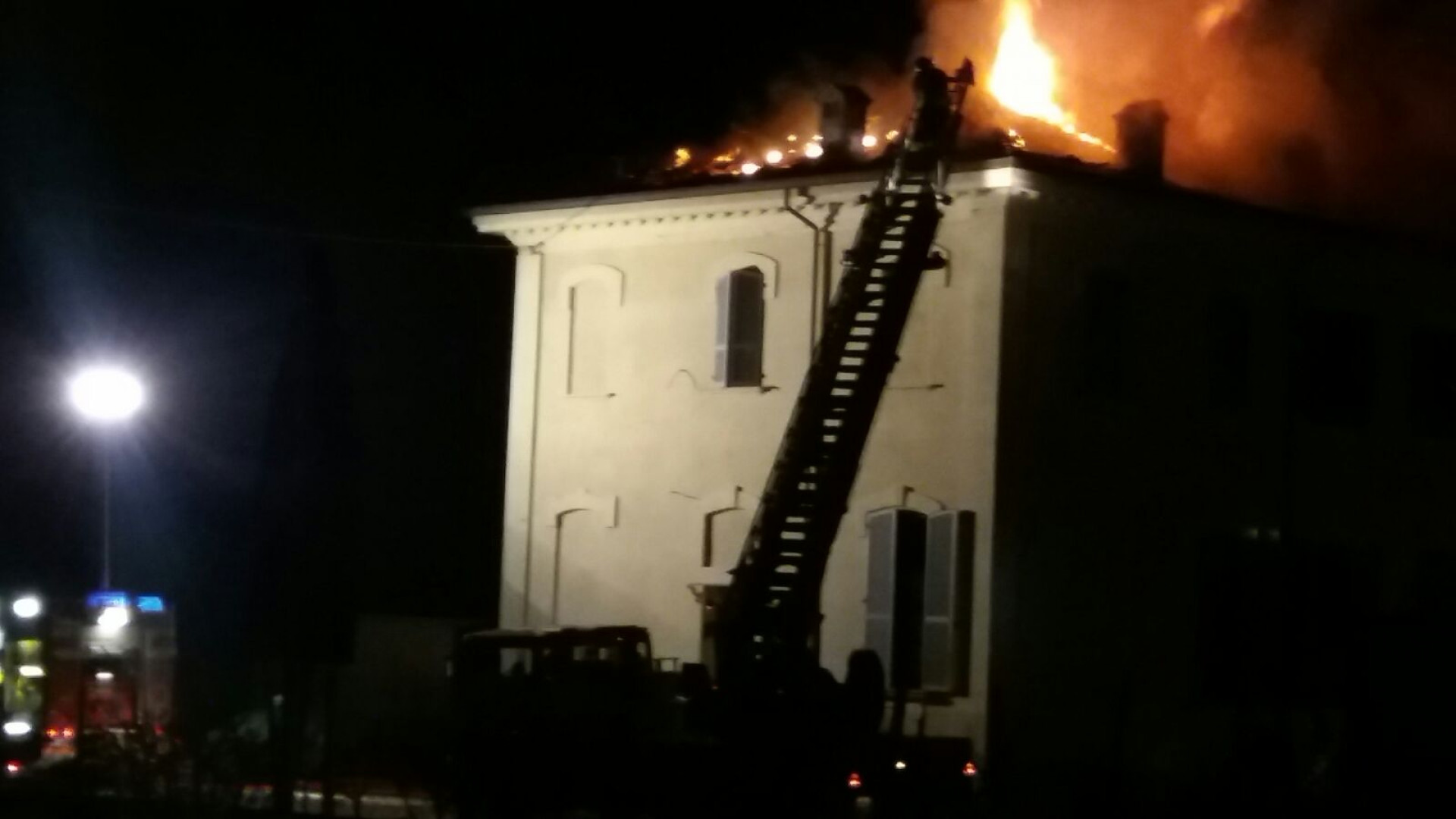 Paura a Ciriano, le fiamme divorano il tetto di una villa. ECCO IL VIDEO