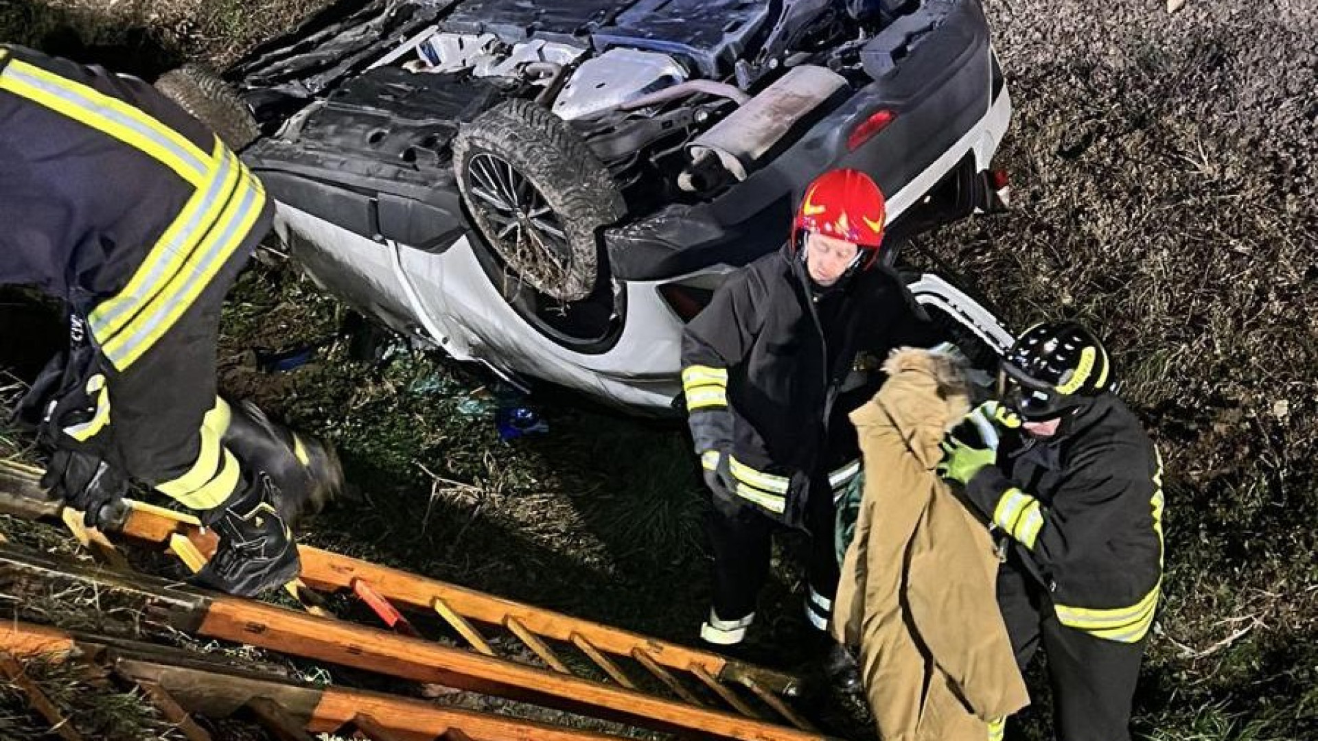 Mucinasso: auto finisce nel fossato sulla Provinciale 6, feriti due anziani