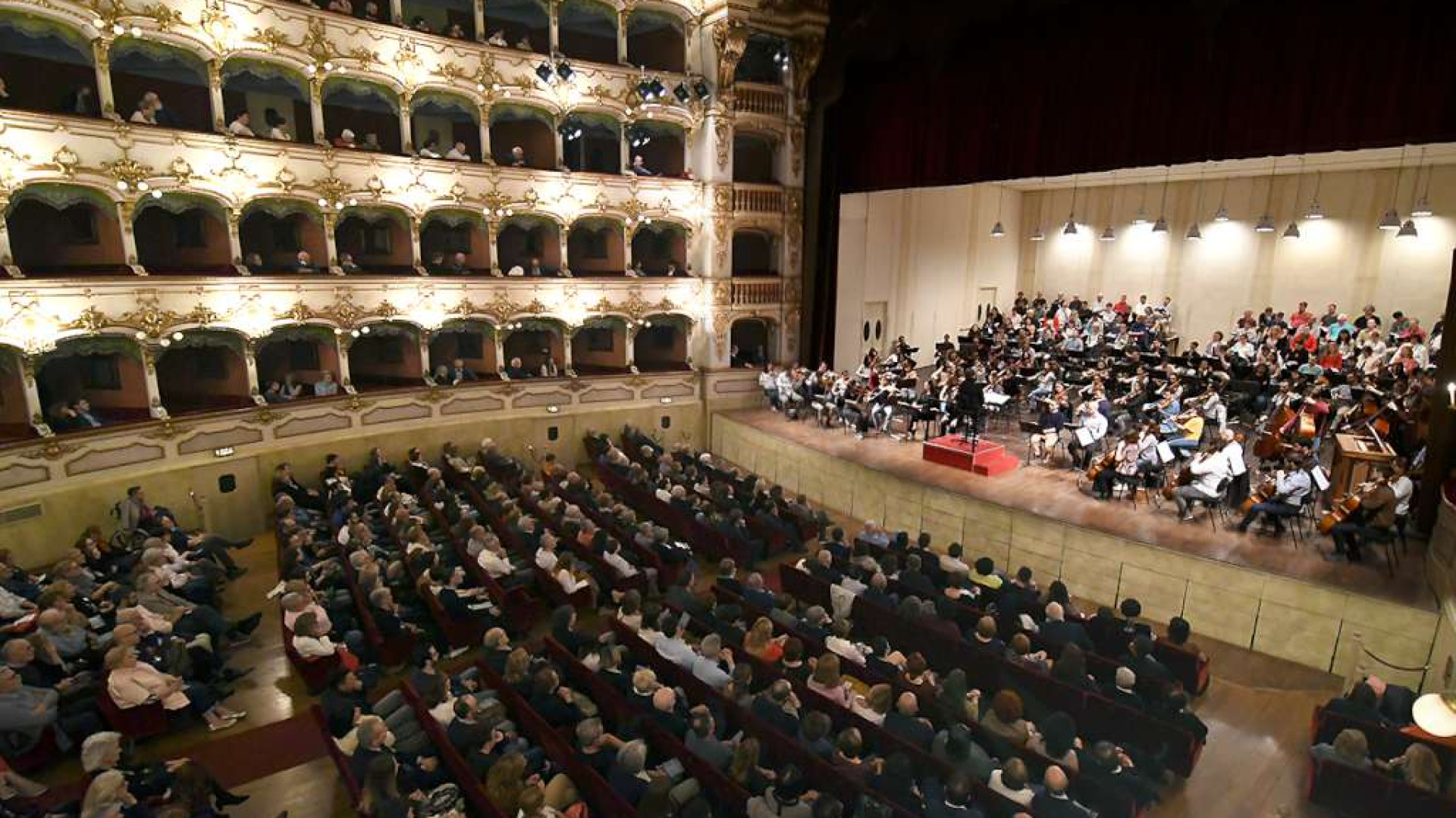 Teatro Municipale soldout e scroscianti applausi per la prova della Cherubini