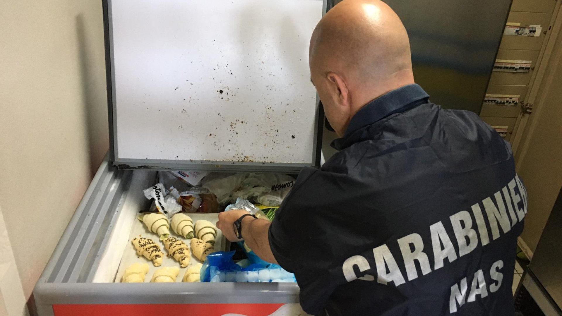Nas: sequestrati 26 chili di prodotti scaduti nel bar di un'area di servizio