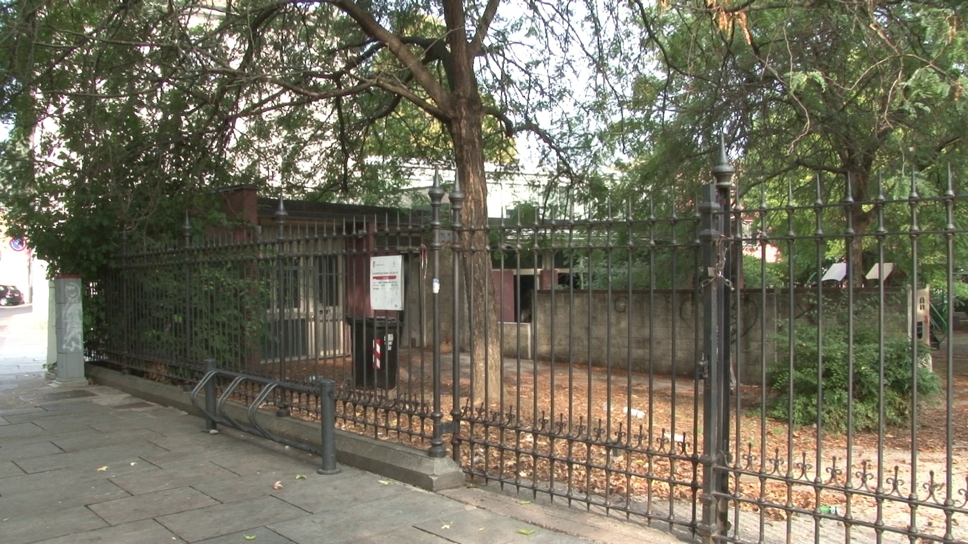Giardini di Padre Gherardo chiusi da mesi: "Zona rimasta senza un campo giochi"