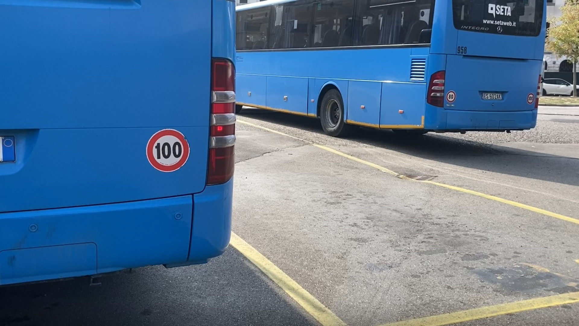 Calci e umiliazioni ai controllori del pullman da giovani senza biglietto