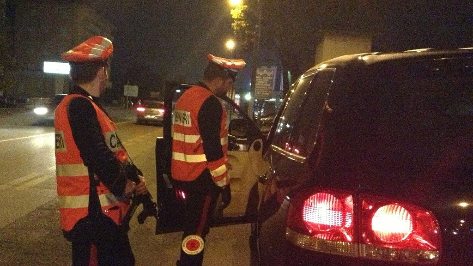 Via Emilia: fermato in auto dai carabinieri, si spaccia per un altro